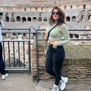 Heidy Karam Instagram - الحياه مش دايماً اجازه سعيده . الحياه فيها كتير مطبات تجارب و اختبارات . الحياه رحله مش سهله لكن تستاهل تتعاش . في الاجازه دي بالذات كنا بنمر كعيله بأزمه صحيه مش سهله في يوم هاحكيلكم عليها لسبب وحيد لان ربنا تجلى في حياتنا بمنتهى الروعه بفضل الازمه دي . لكن برغم الازمه الصحيه حاولنا بكل قوتنا اننا نتمسك بالامل و الايمان. مش كل اللي بتشوفوه على السوشيال ميديا بيكون هو الحقيقه . ساعات الابتسامه العريضه و النضاره الحلوه بنخبي و راهم وجع و حزن و دموع . بس برده الحياه جميله بكل ما فيها 😁😁😁 و مغامره رائعه بكل معانيها 😊😊😊💪💪💪