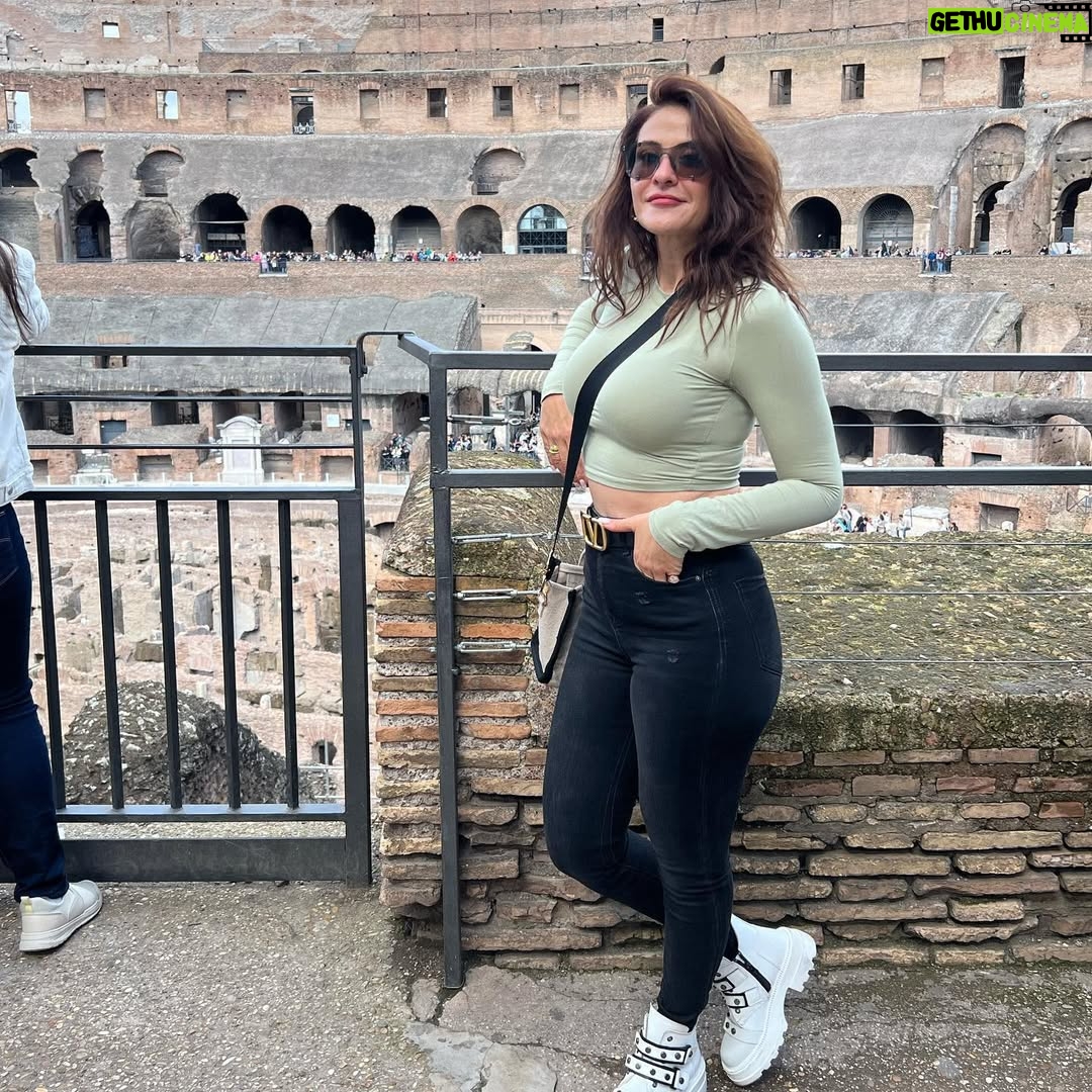 Heidy Karam - 43.9K Likes - الحياه مش دايماً اجازه سعيده . الحياه فيها كتير مطبات تجارب و اختبارات . الحياه رحله مش سهله لكن تستاهل تتعاش . في الاجازه دي بالذات كنا بنمر كعيله بأزمه صحيه مش سهله في يوم هاحكيلكم عليها لسبب وحيد لان ربنا تجلى في حياتنا بمنتهى الروعه بفضل الازمه دي . لكن برغم الازمه الصحيه حاولنا بكل قوتنا اننا نتمسك بالامل و الايمان. مش كل اللي بتشوفوه على السوشيال ميديا بيكون هو الحقيقه . ساعات الابتسامه العريضه و النضاره الحلوه بنخبي و راهم وجع و حزن و دموع . بس برده الحياه جميله بكل ما فيها 😁😁😁 و مغامره رائعه بكل معانيها 😊😊😊💪💪💪