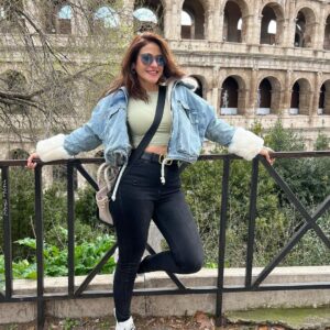 Heidy Karam Instagram - الحياه مش دايماً اجازه سعيده . الحياه فيها كتير مطبات تجارب و اختبارات . الحياه رحله مش سهله لكن تستاهل تتعاش . في الاجازه دي بالذات كنا بنمر كعيله بأزمه صحيه مش سهله في يوم هاحكيلكم عليها لسبب وحيد لان ربنا تجلى في حياتنا بمنتهى الروعه بفضل الازمه دي . لكن برغم الازمه الصحيه حاولنا بكل قوتنا اننا نتمسك بالامل و الايمان. مش كل اللي بتشوفوه على السوشيال ميديا بيكون هو الحقيقه . ساعات الابتسامه العريضه و النضاره الحلوه بنخبي و راهم وجع و حزن و دموع . بس برده الحياه جميله بكل ما فيها 😁😁😁 و مغامره رائعه بكل معانيها 😊😊😊💪💪💪