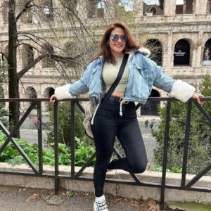 Heidy Karam Instagram - الحياه مش دايماً اجازه سعيده . الحياه فيها كتير مطبات تجارب و اختبارات . الحياه رحله مش سهله لكن تستاهل تتعاش . في الاجازه دي بالذات كنا بنمر كعيله بأزمه صحيه مش سهله في يوم هاحكيلكم عليها لسبب وحيد لان ربنا تجلى في حياتنا بمنتهى الروعه بفضل الازمه دي . لكن برغم الازمه الصحيه حاولنا بكل قوتنا اننا نتمسك بالامل و الايمان. مش كل اللي بتشوفوه على السوشيال ميديا بيكون هو الحقيقه . ساعات الابتسامه العريضه و النضاره الحلوه بنخبي و راهم وجع و حزن و دموع . بس برده الحياه جميله بكل ما فيها 😁😁😁 و مغامره رائعه بكل معانيها 😊😊😊💪💪💪