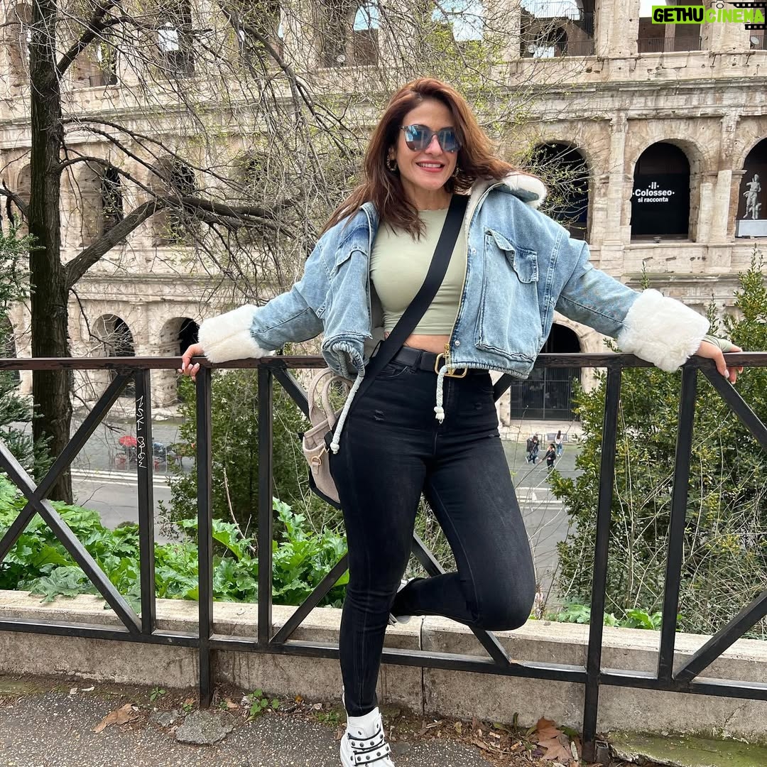 Heidy Karam - 43.9K Likes - الحياه مش دايماً اجازه سعيده . الحياه فيها كتير مطبات تجارب و اختبارات . الحياه رحله مش سهله لكن تستاهل تتعاش . في الاجازه دي بالذات كنا بنمر كعيله بأزمه صحيه مش سهله في يوم هاحكيلكم عليها لسبب وحيد لان ربنا تجلى في حياتنا بمنتهى الروعه بفضل الازمه دي . لكن برغم الازمه الصحيه حاولنا بكل قوتنا اننا نتمسك بالامل و الايمان. مش كل اللي بتشوفوه على السوشيال ميديا بيكون هو الحقيقه . ساعات الابتسامه العريضه و النضاره الحلوه بنخبي و راهم وجع و حزن و دموع . بس برده الحياه جميله بكل ما فيها 😁😁😁 و مغامره رائعه بكل معانيها 😊😊😊💪💪💪