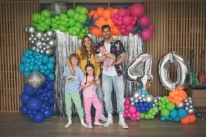 Helen Lindes Instagram - Tu cambio de década la teníamos que celebrar a lo grande y así fue…¡¡vaya fiestón!! 
Inspirados por los años 80, no pudimos parar de bailar con zapatillas converse al ritmo de nuestra música favorita de esa época.
 Como se curraron los outfits nuestros invitados, no podría haber sido más divertido.
Feliz 40 cumpleaños @rudy5fernandez ❤️