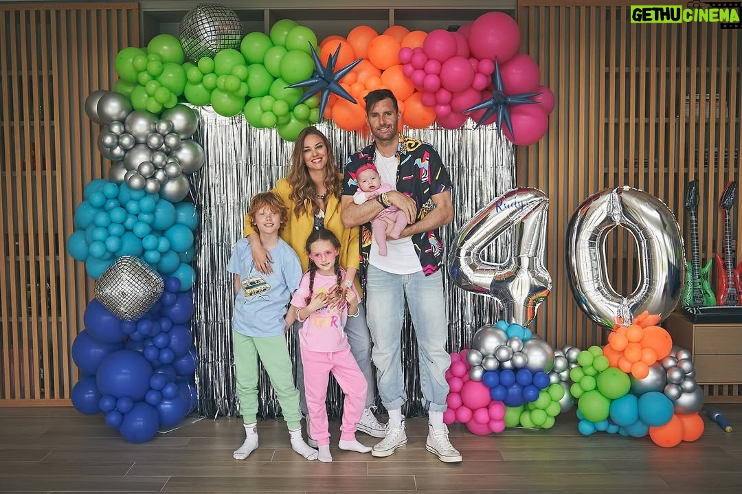 Helen Lindes - 9.9K Likes - Tu cambio de década la teníamos que celebrar a lo grande y así fue…¡¡vaya fiestón!!
Inspirados por los años 80, no pudimos parar de bailar con zapatillas converse al ritmo de nuestra música favorita de esa época.
Como se curraron los outfits nuestros invitados, no podría haber sido más divertido.
Feliz 40 cumpleaños @rudy5fernandez ❤️