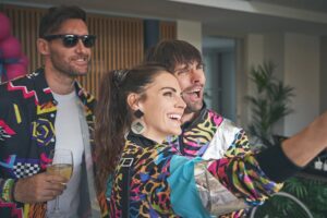 Helen Lindes Instagram - Tu cambio de década la teníamos que celebrar a lo grande y así fue…¡¡vaya fiestón!! 
Inspirados por los años 80, no pudimos parar de bailar con zapatillas converse al ritmo de nuestra música favorita de esa época.
 Como se curraron los outfits nuestros invitados, no podría haber sido más divertido.
Feliz 40 cumpleaños @rudy5fernandez ❤️