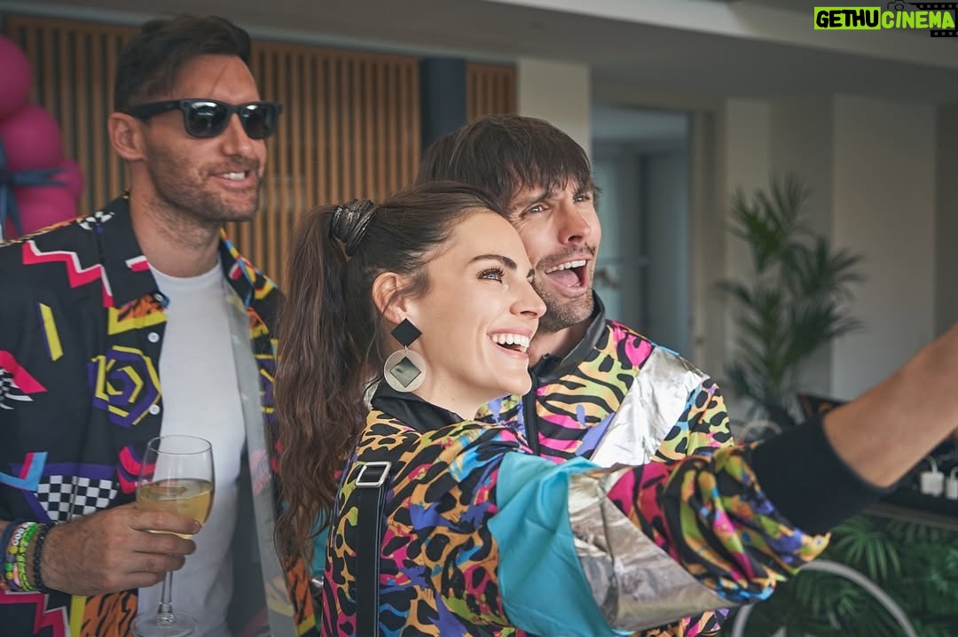 Helen Lindes - 9.9K Likes - Tu cambio de década la teníamos que celebrar a lo grande y así fue…¡¡vaya fiestón!!
Inspirados por los años 80, no pudimos parar de bailar con zapatillas converse al ritmo de nuestra música favorita de esa época.
Como se curraron los outfits nuestros invitados, no podría haber sido más divertido.
Feliz 40 cumpleaños @rudy5fernandez ❤️