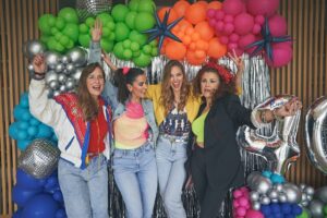Helen Lindes Instagram - Tu cambio de década la teníamos que celebrar a lo grande y así fue…¡¡vaya fiestón!! 
Inspirados por los años 80, no pudimos parar de bailar con zapatillas converse al ritmo de nuestra música favorita de esa época.
 Como se curraron los outfits nuestros invitados, no podría haber sido más divertido.
Feliz 40 cumpleaños @rudy5fernandez ❤️