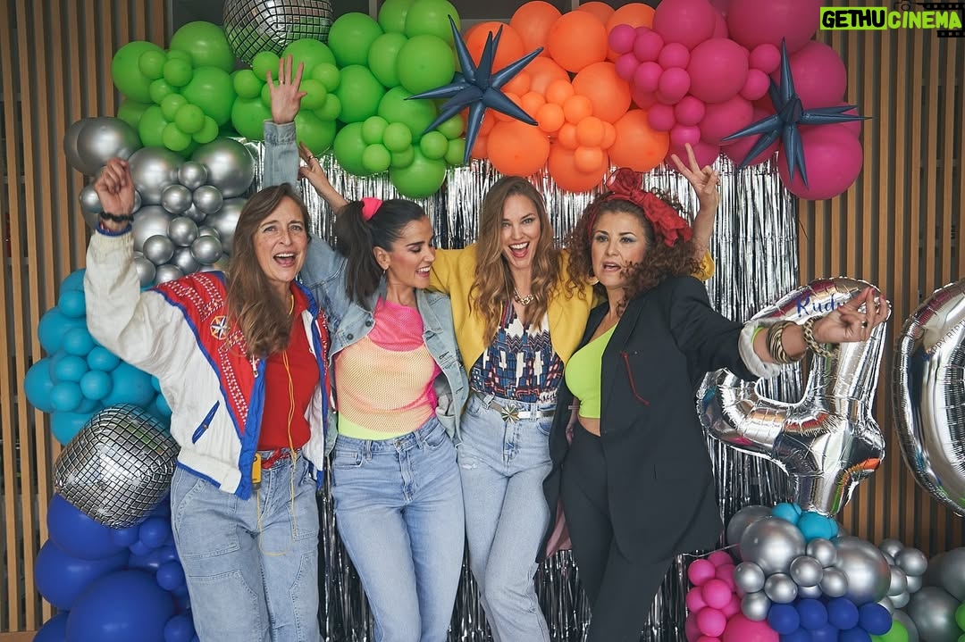 Helen Lindes - 9.9K Likes - Tu cambio de década la teníamos que celebrar a lo grande y así fue…¡¡vaya fiestón!!
Inspirados por los años 80, no pudimos parar de bailar con zapatillas converse al ritmo de nuestra música favorita de esa época.
Como se curraron los outfits nuestros invitados, no podría haber sido más divertido.
Feliz 40 cumpleaños @rudy5fernandez ❤️