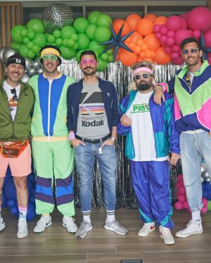 Helen Lindes Instagram - Tu cambio de década la teníamos que celebrar a lo grande y así fue…¡¡vaya fiestón!! 
Inspirados por los años 80, no pudimos parar de bailar con zapatillas converse al ritmo de nuestra música favorita de esa época.
 Como se curraron los outfits nuestros invitados, no podría haber sido más divertido.
Feliz 40 cumpleaños @rudy5fernandez ❤️