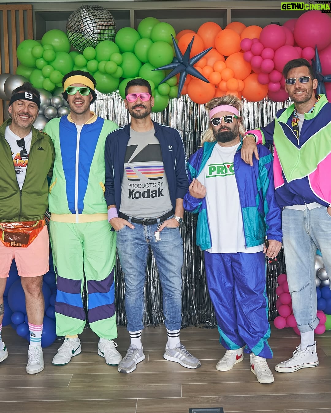 Helen Lindes - 9.9K Likes - Tu cambio de década la teníamos que celebrar a lo grande y así fue…¡¡vaya fiestón!!
Inspirados por los años 80, no pudimos parar de bailar con zapatillas converse al ritmo de nuestra música favorita de esa época.
Como se curraron los outfits nuestros invitados, no podría haber sido más divertido.
Feliz 40 cumpleaños @rudy5fernandez ❤️
