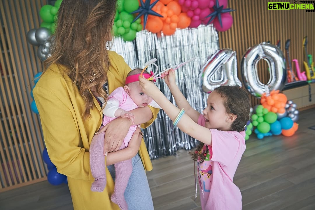 Helen Lindes - 9.9K Likes - Tu cambio de década la teníamos que celebrar a lo grande y así fue…¡¡vaya fiestón!!
Inspirados por los años 80, no pudimos parar de bailar con zapatillas converse al ritmo de nuestra música favorita de esa época.
Como se curraron los outfits nuestros invitados, no podría haber sido más divertido.
Feliz 40 cumpleaños @rudy5fernandez ❤️