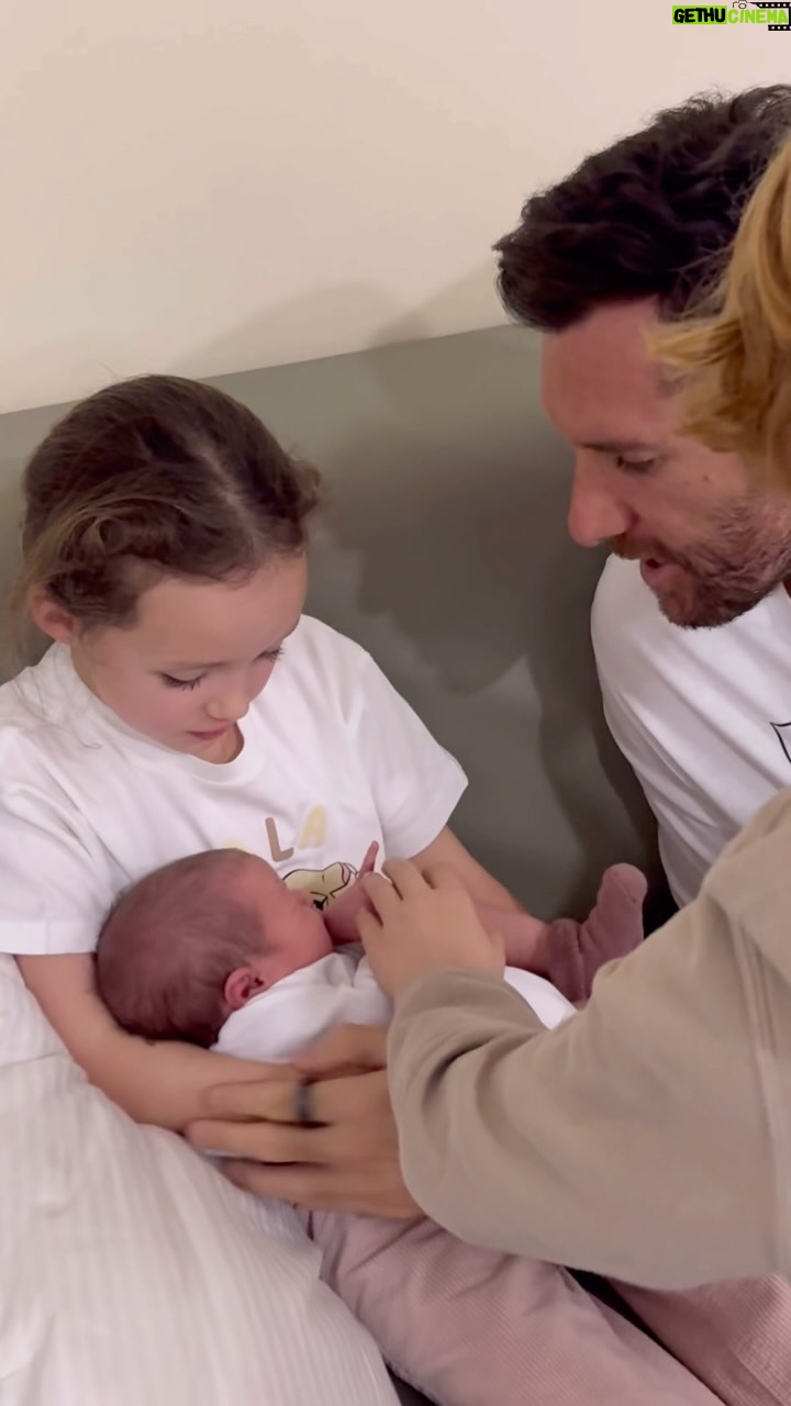 Helen Lindes - 8.1K Likes - Feliz día del padre ❤️ A todos esos papás que dan lo máximo de sí mismos. A nosotros nos ha tocado uno de los mejores 😉 Gracias @rudy5fernandez por darles la mejor infancia posible a nuestros hijos. ¡Te queremos infinito! #happyfathersday