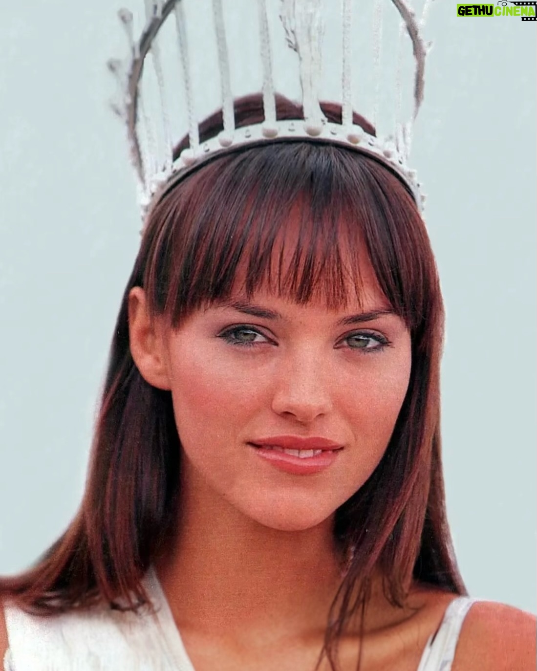 Helen Lindes - 5.9K Likes - Hace 25 años, 52 chicas de todos los rincones de España, nos conocimos en un concurso que en aquella época era todo un acontecimiento.
Llenas de ilusión, nervios y muchas ganas de comernos el mundo, pasamos dos semanas juntas que nos marcarían para siempre. Miss España 2000 supuso un antes y un después en nuestras vidas.
Un año emblemático y un grupo muy especial, hizo que viviera una de las experiencias más inolvidables de mi carrera.
Y hace dos semanas, después de mucho esfuerzo y coordinación, hemos conseguido reunirnos 40 de esas misses en un reencuentro histórico.
El plan era volver a conectar, compartir y disfrutar de nuevo como hace 25 años.
¡Reto conseguido! Gracias a todas por haber hecho esto posible, por las sorpresas, las emociones y por las maravillosas anécdotas. 😍
¡¡No os perdáis el vídeo del reencuentro al final del post!!
Mención especial para @pepatorresbeyond por la excelente organización ❤️
¡¡Nos vemos en la siguiente!! 🥰 #missespaña2000 #reencuentro25añosdespues