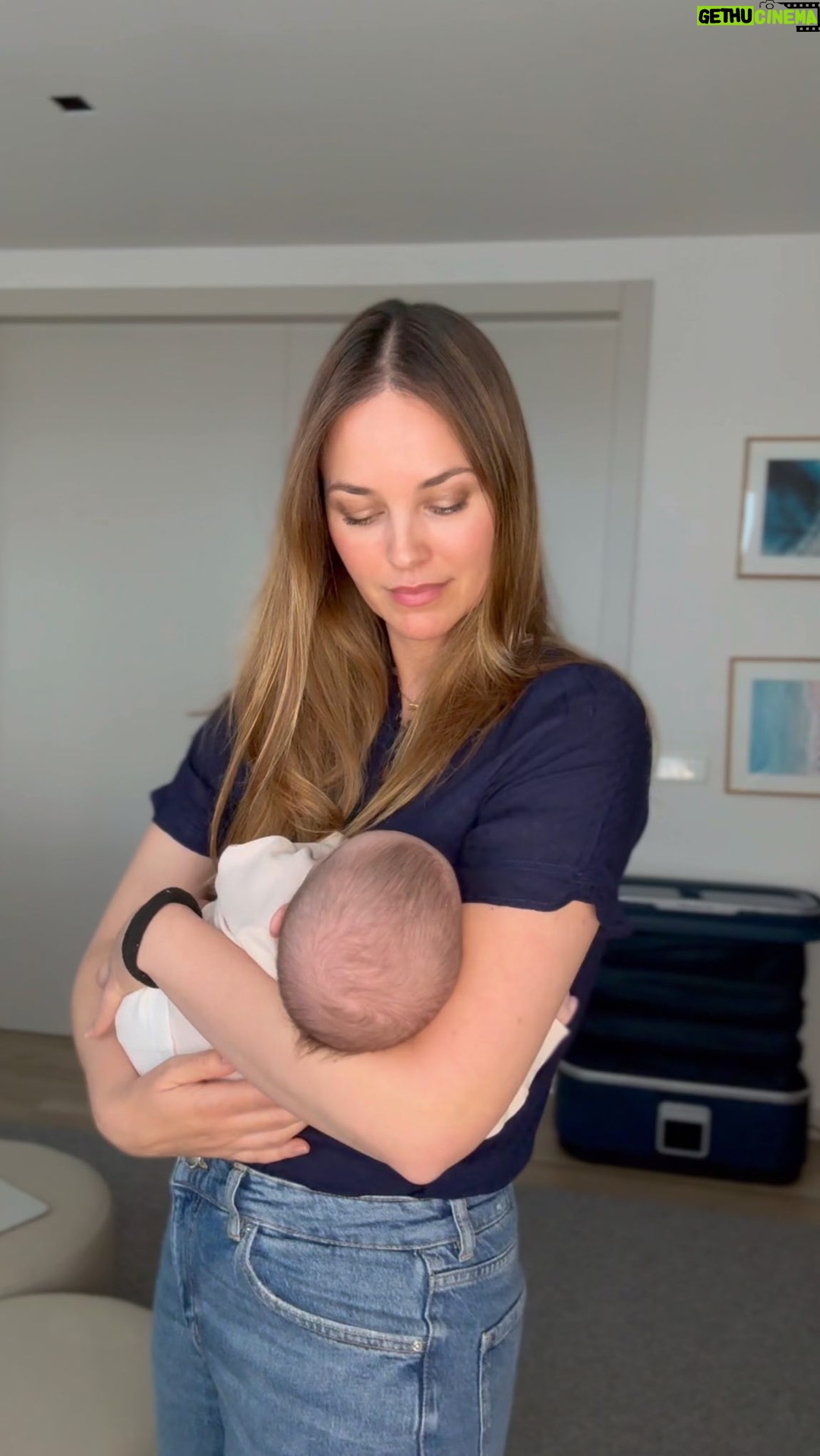 Helen Lindes - 7.1K Likes - Mi experiencia de parto con Anais 🥰
He intentado hacerlo lo más resumido posible 😅 Espero que os guste y os de un poco de calma. ¡Mucho ánimo a las futuras mamás! 💪
Quiero agradecer al maravilloso equipo que me acompañó y con el me sentí muy arropada:
ginecóloga @dra.conchidelucasgine matrona @maria_cantos_jerezana
Y al hospital @quironsalud
#experienciadeparto #6semanaspostparto