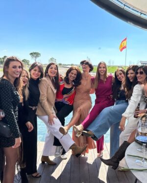Helen Lindes Instagram - Hace 25 años, 52 chicas de todos los rincones de España, nos conocimos en un concurso que en aquella época era todo un acontecimiento.

 Llenas de ilusión, nervios y muchas ganas de comernos el mundo, pasamos dos semanas juntas que nos marcarían para siempre. Miss España 2000 supuso un antes y un después en nuestras vidas. 
Un año emblemático y un grupo muy especial, hizo que viviera una de las experiencias más inolvidables de mi carrera. 

Y hace dos semanas, después de mucho esfuerzo y coordinación, hemos conseguido reunirnos 40 de esas misses en un reencuentro histórico.

El plan era volver a conectar, compartir y disfrutar de nuevo como hace 25 años. 

¡Reto conseguido! Gracias a todas por haber hecho esto posible, por las sorpresas, las emociones y por las maravillosas anécdotas. 😍

¡¡No os perdáis el vídeo del reencuentro al final del post!! 

Mención especial para @pepatorresbeyond por la excelente organización ❤️

¡¡Nos vemos en la siguiente!! 🥰 #missespaña2000 #reencuentro25añosdespues