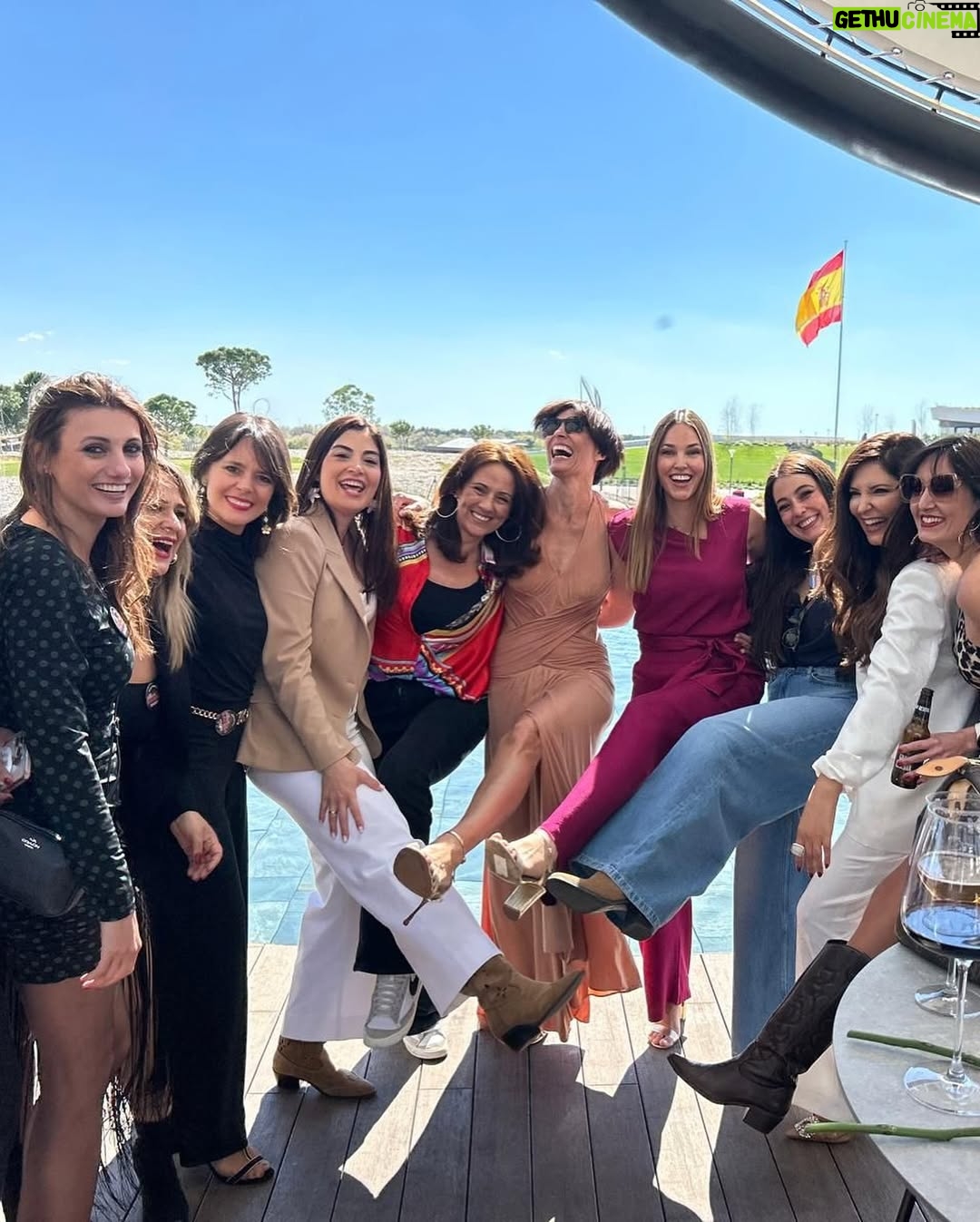 Helen Lindes - 5.9K Likes - Hace 25 años, 52 chicas de todos los rincones de España, nos conocimos en un concurso que en aquella época era todo un acontecimiento.
Llenas de ilusión, nervios y muchas ganas de comernos el mundo, pasamos dos semanas juntas que nos marcarían para siempre. Miss España 2000 supuso un antes y un después en nuestras vidas.
Un año emblemático y un grupo muy especial, hizo que viviera una de las experiencias más inolvidables de mi carrera.
Y hace dos semanas, después de mucho esfuerzo y coordinación, hemos conseguido reunirnos 40 de esas misses en un reencuentro histórico.
El plan era volver a conectar, compartir y disfrutar de nuevo como hace 25 años.
¡Reto conseguido! Gracias a todas por haber hecho esto posible, por las sorpresas, las emociones y por las maravillosas anécdotas. 😍
¡¡No os perdáis el vídeo del reencuentro al final del post!!
Mención especial para @pepatorresbeyond por la excelente organización ❤️
¡¡Nos vemos en la siguiente!! 🥰 #missespaña2000 #reencuentro25añosdespues