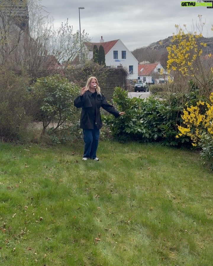 Helle Thorning-Schmidt - 6.1K Likes - Cheered on by my friends and did win that Egg race!! ❤️❤️ Happy Easter to you all 🐣🐣