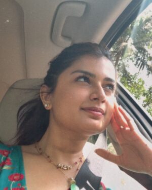 Hemal Ingle Instagram - Can draping your own saree be considered a superpower?