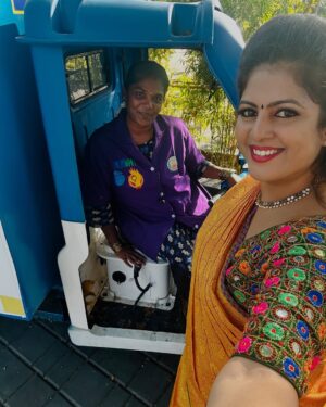 Hemalatha M Instagram - வாழ வைக்கும் தமிழ்நாடு அரசு❤️🔥

1️⃣ அபிராமி – வயது 40 . திருமணத்திற்கு பிறகு வீட்டுவேலை, பூ கட்டி கொடுத்தல் என பல வேலைகள் செய்து சிறிய சம்பளம் கிடைத்துள்ளது. ஒரு கிலோ பூ கட்டி கொடுத்தால் 5 ரூபாய் கொடுப்பார்களாம். வாழ்க்கையே வெறுத்து போனவருக்க அடைக்கலமாய் இருந்தது மகளிர் சுய உதவிக்குழு. கடந்த வருடம் ஆட்டோ ஓட்டுனர் பயிற்சி பெற்றுள்ளார்
2️⃣ பாக்யா– வயது 33 , 8 ஆம் வகுப்பு.கடந்த 2 வருடங்களாக ஆட்டோ ஓட்டி வருகிறார். குடும்பத்தில் கடன் சுமை அழுத்த, பல வேலைக்கு சென்றுள்ளார். மகளில் சுய உதவிக்குழு மூலம் பெண்களுக்கான பயிற்சிகள் மற்றும் கடன்கள் வழங்குவது பற்றி கேள்விபட்டு அதில் இணைந்து ஆட்டோ ஓட்டுனர் பயிற்சி பெற்று ஆட்டோ ஓட்டி கடந்த 2 வருடத்தில் வீட்டு மேல் இருந்த 2 லட்ச ரூபாய் கடன் அடைத்திருக்கிறார். 
3️⃣ சத்யவாணி வயது 40. 23 வருடங்களாக ஆட்டோ ஓட்டி வருகிறார். 10 ஆம் வகுப்பு வரை மட்டுமே படிப்பு. இவருக்கு 3 பெண் குழந்தைகள். ஆண் குழந்தை வேண்டும் என இவருடைய கணவர் இவரையும், இவருடைய பெண் குழந்தைகளையும் விட்டு விட்டு வேறு ஒரு பெண்ணை திருமணம் செய்து கொண்டார்.
2000 ஆம் ஆண்டு அன்று கலைஞர் அவர்கள் முதல்வராக இருந்தபோது, தமிழ்நாடு மகளிர் மேம்பாட்டு நிறுவனம் சார்பாக ஓட்டுனர் பயிற்சி பெற்று ஆட்டோ ஓட்ட தொடங்கி தன்னுடைய பெண் குழந்தைகளை படிக்க வைத்திருக்கிறார். 

இவர்கள் 3 பேரும்  மகளர் சுய உதவிக்குழுவில் உள்ள பெண்கள். தமிழ்நாடு மகளிர் மேம்பாட்டு நிறுவனம் மூலமாக ஓட்டுனர் பயிற்சி பெற்றவர்கள்.தமிழ்நாடு அரசு இப்போது அவர்களுக்கு மின் ஆட்டோக்களை வழங்கி இருக்கிறது. இதன் மூலம் இவர்கள் பொருட்களை கூட விற்பனை செய்ய முடியும்.

இது போல லட்சக்கணக்கான கதைகள் தமிழ்நாட்டில் உண்டு. அரசை குறை கூறுவதற்கும் , அரசு நலத்திட்டங்களை குறை கூறுவதற்கும் நிறைய வித்தியாசங்கள் உண்டு.

🔆 அம்மா வயல் வேலைக்கும், அப்பா கூலி வேலைக்கும் அதிகாலையிலேயே செல்ல, காலை உணவாக இரவு மீந்த உணவை காலை சாப்பிட்டோ அல்லது பசியாகவோ பள்ளிக்கு செல்லும் குழந்தைக்கு தான் தெரியும், காலை உணவுத்திட்டத்தின் அருமை.

அரசின் திட்டங்களை குறை சொல்பவர்களுக்கு, நமக்கு தேவைப்படாத ஒன்று எல்லோருக்கும் அப்படிதான் இருக்கும் என நினைப்பது மடத்தனம்.இந்த படத்தில் இருக்கும் அனைத்து பெண்களுக்கும் அடிப்படை வாழ்வாதாரமாக இருப்பது அரசின் திட்டங்கள்.இதுதான் தமிழ்நாடு🔥வாட்ஸ் அப் வாந்தியை நம்புவதற்கு / கேட்பதற்கு முன் வரலாறு படியுங்கள்..இன்னும் நிறைய பேசுவோம்😎