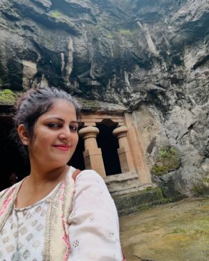 Hemalatha M Instagram - பயணத்திற்கு செலவு செய்வது, உங்கள் மீது நீங்கள் முதலீடு செய்வது போன்றது 😎

#inspirewithhemarakesh #lifestoriesofhemarakesh #HemaRakesh #travelwithhemarakesh #mumbai #caves