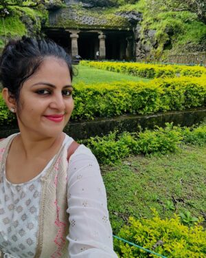 Hemalatha M Instagram - பயணத்திற்கு செலவு செய்வது, உங்கள் மீது நீங்கள் முதலீடு செய்வது போன்றது 😎

#inspirewithhemarakesh #lifestoriesofhemarakesh #HemaRakesh #travelwithhemarakesh #mumbai #caves