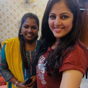 Hemalatha M Instagram - வாழ்வின் நெகிழ்ச்சியான தருணம் இன்று ❤️

கடந்த சில மாதங்களுக்கு முன் என்னுடைய நேரடி Digital Marketing வகுப்புகளில் கலந்து கொண்ட ரேகா அவர்கள், The Classic Pot என்ற பெயரில் ஆன்லைனில் , மண்ணால் செய்யப்பட்ட வீட்டு உபயோகப்பொருட்கள் மற்றும் கலைப்பொருட்கள் விற்பனை செய்யும் தொழில் முனைவோராக உருவாகி இருக்கிறார். 

கடந்த வாரம் தன்னுடைய தொழிலை துவங்கிய இவருக்கு நம்முடைய Digital Marketing வகுப்புகள் தான் அடித்தளமாக இருந்திருக்கிறது. இன்று வீட்டுக்கு வந்து, அவருடைய பொருட்களை கொடுத்துவிட்டு அவர் சொன்ன விஷயம்.

“ மேடம், உங்க Class கலந்துகிட்ட பிறகு தான் எப்படி என்னை Branding பண்ணும்னு கத்துக்கிட்டேன். உங்க வகுப்புகளில் கத்துகிட்டத விஷயங்கள வச்சு என் தொழிலுக்கு தேவையான Posters, Websites, Social Media Pages னு எல்லாமே Professional ஆ பண்ணி இருக்கேன். நீங்க தான் மேடம் எனக்கு Inspiration “

என சொன்னபோது வாழ்வின் நிறைவை உணர்ந்தேன்❤️

ஒரு டிஜிட்டல் தொழில்முனைவோராக நான் பெருமை கொண்ட தருணம் இது🤩😎

வாழ்த்துக்கள் ரேகா. நிச்சயம் நீங்கள் மிகப்பெரிய தொழில்முனைவோராக வருவீர்கள்💐💐 All the best. 

ஒரு பெண்ணின் வளர்ச்சி ஒரு குடும்பத்தின் வளர்ச்சி🔥

ஒரு பெண்ணின் பொருளாதார தன்னறைவு ஒரு வளர்ச்சியடைந்த சமூகத்தின் அடையாளம் 🔥

வாங்க பெண்களே. சேர்ந்து வளருவோம்🥰

#HemaRakesh #lifestoriesofhemarakesh #happiness #motivation #motivationalspeaker #inspirewithhemarakesh #successstoriesofhemarakesh #digitalmarketing #socialmediamarketing #entrepreneurship #entrepreneurlife #womenempowerment #womenempoweringwomen