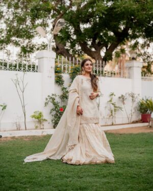 Hiba Bukhari Instagram - Eid Mubarak 🌸
Meethi Eid buhat sari pyari duao aur muhabbat ke sath 💕
With my man @imarezahmed ❤️

Wearing @mohsin.naveed.ranjha ✨
Jewellery @kohar_jewel 
Styled by @stylebykiranraza 
📸 @farazmirzafilms
Hair by @mynahstylist_