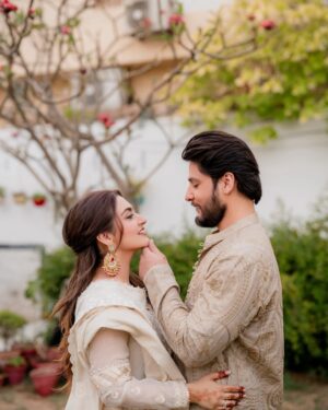 Hiba Bukhari Instagram - Eid Mubarak 🌸
Meethi Eid buhat sari pyari duao aur muhabbat ke sath 💕
With my man @imarezahmed ❤️

Wearing @mohsin.naveed.ranjha ✨
Jewellery @kohar_jewel 
Styled by @stylebykiranraza 
📸 @farazmirzafilms
Hair by @mynahstylist_