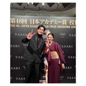 Hikari Mitsushima Instagram - 🥀✨

ラストマイルteamで
日本アカデミー賞に参加しました
さとみちゃんも綾野くんも居て
（しあわせな偶然 ♡）
テレビドラマで活躍するスタッフたちが
映画賞にいる、何とも特別な日。
撮影や宣伝が終わっても
こうして集えることはラッキーです
観客のみなさんからの熱量も
たくさん思い出しました、ありがとう🧡

サクラ🌸が立派に司会を務めていて
（出会えた日からいつも特別な人）
その姿があたたかくて可愛らしくて
会の最中、いろんなことを感じていました
横を見たら岡田くんもいるし
18年ぶりくらいに再開した馬木也さんもいるし

「あの方は私のお父さんだったよ」
「僕のお父さんでもありました」
「あの方は私の旦那さんだったよ」
「僕の奥さんでした」
「私あの子の先生だったの、成長したなぁ」
なんて、岡田くんと話をしていて
役者さんて不思議な仕事だなぁとつくづく　笑
何度泣きそうになったことか
結局、壇上でサクラの顔見たら
泣いてしまいましたが...

馬木也さんとは
「まさかここで再開するとは」とおどろき
お互いに「観客の方に見せてもらえた景色だね」
なんてことを話していました。
（かつて、昼ドラで婚約者の役だったのです）

たまに、こうやって、いろんな役者の方
映画に関わるスタッフの方と顔を合わせる機会があると
勇気をもらえたり、視点が広くなって
とってもいいもんです✨
（草笛さん、太鳳ちゃん、サクラちゃんとの写真も🫶）
（隣を歩いた萌音ちゃんとも、いろんな話ができた）
（サクラ＋主演女優賞のみなさん＋内野さんを含めた、レッドカーペットどう歩くか会議も面白かった）
同じ時代を生きる者同士だもんな

ラストマイルの完成披露試写会で、横を見ると、岡田くん綾野くんさとみちゃん星野さん、阿部さんディーンさん、実日子ちゃん新さん、麻生さん、大倉さん酒匂さん宇野さん安玉さん、主題歌の米津さんも（火野さんも）
あぁそうか、皆んながいるんだ！
って感動したあの日からまた
今までよりさらに素直に文化芸能のことを
好きになれているなと感じます。

ラストマイルに出会えたこと
野木さん、塚原さんに愛を注いでもらえたこと
とってもとっても大きなことでした
ありがとうございます。

あ、もうすぐDVD&Blu-ray完成だよ
宣伝センター長より　笑
@last_mile_movie