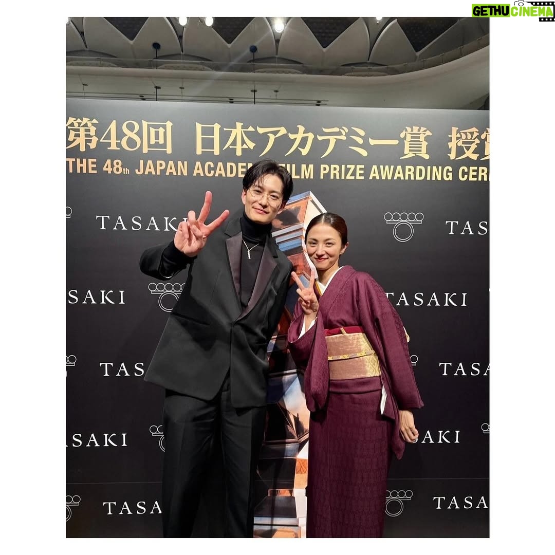 Hikari Mitsushima - 154.2K Likes - 🥀✨
ラストマイルteamで
日本アカデミー賞に参加しました
さとみちゃんも綾野くんも居て
(しあわせな偶然 ♡)
テレビドラマで活躍するスタッフたちが
映画賞にいる、何とも特別な日。
撮影や宣伝が終わっても
こうして集えることはラッキーです
観客のみなさんからの熱量も
たくさん思い出しました、ありがとう🧡
サクラ🌸が立派に司会を務めていて
(出会えた日からいつも特別な人)
その姿があたたかくて可愛らしくて
会の最中、いろんなことを感じていました
横を見たら岡田くんもいるし
18年ぶりくらいに再開した馬木也さんもいるし
「あの方は私のお父さんだったよ」
「僕のお父さんでもありました」
「あの方は私の旦那さんだったよ」
「僕の奥さんでした」
「私あの子の先生だったの、成長したなぁ」
なんて、岡田くんと話をしていて
役者さんて不思議な仕事だなぁとつくづく 笑
何度泣きそうになったことか
結局、壇上でサクラの顔見たら
泣いてしまいましたが...
馬木也さんとは
「まさかここで再開するとは」とおどろき
お互いに「観客の方に見せてもらえた景色だね」
なんてことを話していました。
(かつて、昼ドラで婚約者の役だったのです)
たまに、こうやって、いろんな役者の方
映画に関わるスタッフの方と顔を合わせる機会があると
勇気をもらえたり、視点が広くなって
とってもいいもんです✨
(草笛さん、太鳳ちゃん、サクラちゃんとの写真も🫶)
(隣を歩いた萌音ちゃんとも、いろんな話ができた)
(サクラ+主演女優賞のみなさん+内野さんを含めた、レッドカーペットどう歩くか会議も面白かった)
同じ時代を生きる者同士だもんな
ラストマイルの完成披露試写会で、横を見ると、岡田くん綾野くんさとみちゃん星野さん、阿部さんディーンさん、実日子ちゃん新さん、麻生さん、大倉さん酒匂さん宇野さん安玉さん、主題歌の米津さんも(火野さんも)
あぁそうか、皆んながいるんだ!
って感動したあの日からまた
今までよりさらに素直に文化芸能のことを
好きになれているなと感じます。
ラストマイルに出会えたこと
野木さん、塚原さんに愛を注いでもらえたこと
とってもとっても大きなことでした
ありがとうございます。
あ、もうすぐDVD&Blu-ray完成だよ
宣伝センター長より 笑
@last_mile_movie