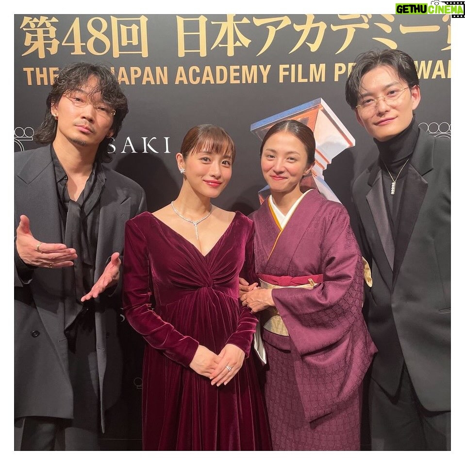 Hikari Mitsushima - 154.2K Likes - 🥀✨
ラストマイルteamで
日本アカデミー賞に参加しました
さとみちゃんも綾野くんも居て
(しあわせな偶然 ♡)
テレビドラマで活躍するスタッフたちが
映画賞にいる、何とも特別な日。
撮影や宣伝が終わっても
こうして集えることはラッキーです
観客のみなさんからの熱量も
たくさん思い出しました、ありがとう🧡
サクラ🌸が立派に司会を務めていて
(出会えた日からいつも特別な人)
その姿があたたかくて可愛らしくて
会の最中、いろんなことを感じていました
横を見たら岡田くんもいるし
18年ぶりくらいに再開した馬木也さんもいるし
「あの方は私のお父さんだったよ」
「僕のお父さんでもありました」
「あの方は私の旦那さんだったよ」
「僕の奥さんでした」
「私あの子の先生だったの、成長したなぁ」
なんて、岡田くんと話をしていて
役者さんて不思議な仕事だなぁとつくづく 笑
何度泣きそうになったことか
結局、壇上でサクラの顔見たら
泣いてしまいましたが...
馬木也さんとは
「まさかここで再開するとは」とおどろき
お互いに「観客の方に見せてもらえた景色だね」
なんてことを話していました。
(かつて、昼ドラで婚約者の役だったのです)
たまに、こうやって、いろんな役者の方
映画に関わるスタッフの方と顔を合わせる機会があると
勇気をもらえたり、視点が広くなって
とってもいいもんです✨
(草笛さん、太鳳ちゃん、サクラちゃんとの写真も🫶)
(隣を歩いた萌音ちゃんとも、いろんな話ができた)
(サクラ+主演女優賞のみなさん+内野さんを含めた、レッドカーペットどう歩くか会議も面白かった)
同じ時代を生きる者同士だもんな
ラストマイルの完成披露試写会で、横を見ると、岡田くん綾野くんさとみちゃん星野さん、阿部さんディーンさん、実日子ちゃん新さん、麻生さん、大倉さん酒匂さん宇野さん安玉さん、主題歌の米津さんも(火野さんも)
あぁそうか、皆んながいるんだ!
って感動したあの日からまた
今までよりさらに素直に文化芸能のことを
好きになれているなと感じます。
ラストマイルに出会えたこと
野木さん、塚原さんに愛を注いでもらえたこと
とってもとっても大きなことでした
ありがとうございます。
あ、もうすぐDVD&Blu-ray完成だよ
宣伝センター長より 笑
@last_mile_movie