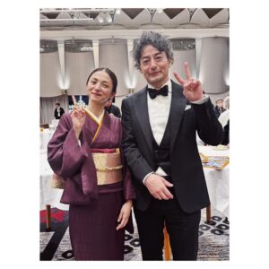 Hikari Mitsushima Instagram - 🥀✨

ラストマイルteamで
日本アカデミー賞に参加しました
さとみちゃんも綾野くんも居て
（しあわせな偶然 ♡）
テレビドラマで活躍するスタッフたちが
映画賞にいる、何とも特別な日。
撮影や宣伝が終わっても
こうして集えることはラッキーです
観客のみなさんからの熱量も
たくさん思い出しました、ありがとう🧡

サクラ🌸が立派に司会を務めていて
（出会えた日からいつも特別な人）
その姿があたたかくて可愛らしくて
会の最中、いろんなことを感じていました
横を見たら岡田くんもいるし
18年ぶりくらいに再開した馬木也さんもいるし

「あの方は私のお父さんだったよ」
「僕のお父さんでもありました」
「あの方は私の旦那さんだったよ」
「僕の奥さんでした」
「私あの子の先生だったの、成長したなぁ」
なんて、岡田くんと話をしていて
役者さんて不思議な仕事だなぁとつくづく　笑
何度泣きそうになったことか
結局、壇上でサクラの顔見たら
泣いてしまいましたが...

馬木也さんとは
「まさかここで再開するとは」とおどろき
お互いに「観客の方に見せてもらえた景色だね」
なんてことを話していました。
（かつて、昼ドラで婚約者の役だったのです）

たまに、こうやって、いろんな役者の方
映画に関わるスタッフの方と顔を合わせる機会があると
勇気をもらえたり、視点が広くなって
とってもいいもんです✨
（草笛さん、太鳳ちゃん、サクラちゃんとの写真も🫶）
（隣を歩いた萌音ちゃんとも、いろんな話ができた）
（サクラ＋主演女優賞のみなさん＋内野さんを含めた、レッドカーペットどう歩くか会議も面白かった）
同じ時代を生きる者同士だもんな

ラストマイルの完成披露試写会で、横を見ると、岡田くん綾野くんさとみちゃん星野さん、阿部さんディーンさん、実日子ちゃん新さん、麻生さん、大倉さん酒匂さん宇野さん安玉さん、主題歌の米津さんも（火野さんも）
あぁそうか、皆んながいるんだ！
って感動したあの日からまた
今までよりさらに素直に文化芸能のことを
好きになれているなと感じます。

ラストマイルに出会えたこと
野木さん、塚原さんに愛を注いでもらえたこと
とってもとっても大きなことでした
ありがとうございます。

あ、もうすぐDVD&Blu-ray完成だよ
宣伝センター長より　笑
@last_mile_movie