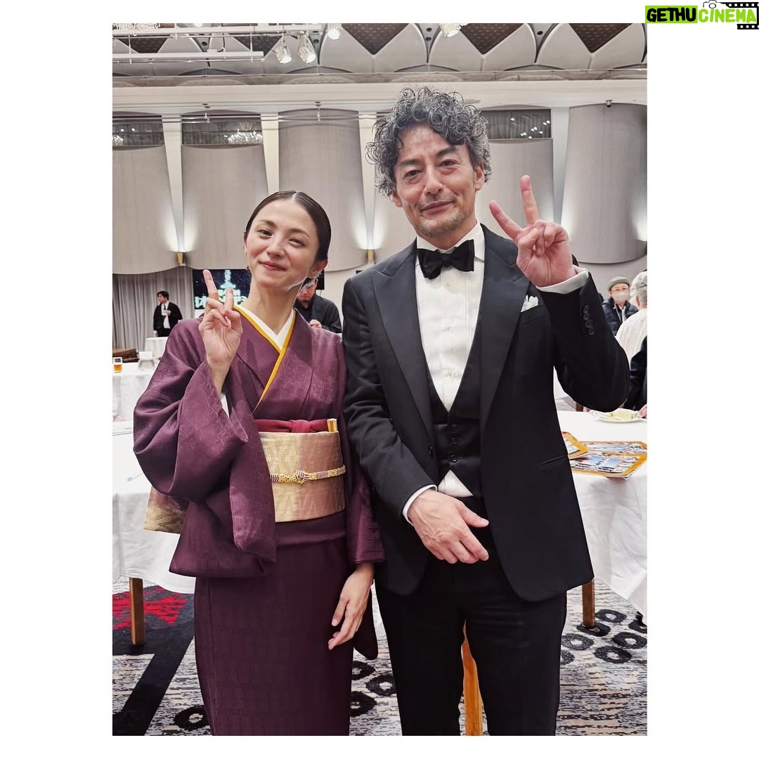 Hikari Mitsushima - 154.2K Likes - 🥀✨
ラストマイルteamで
日本アカデミー賞に参加しました
さとみちゃんも綾野くんも居て
(しあわせな偶然 ♡)
テレビドラマで活躍するスタッフたちが
映画賞にいる、何とも特別な日。
撮影や宣伝が終わっても
こうして集えることはラッキーです
観客のみなさんからの熱量も
たくさん思い出しました、ありがとう🧡
サクラ🌸が立派に司会を務めていて
(出会えた日からいつも特別な人)
その姿があたたかくて可愛らしくて
会の最中、いろんなことを感じていました
横を見たら岡田くんもいるし
18年ぶりくらいに再開した馬木也さんもいるし
「あの方は私のお父さんだったよ」
「僕のお父さんでもありました」
「あの方は私の旦那さんだったよ」
「僕の奥さんでした」
「私あの子の先生だったの、成長したなぁ」
なんて、岡田くんと話をしていて
役者さんて不思議な仕事だなぁとつくづく 笑
何度泣きそうになったことか
結局、壇上でサクラの顔見たら
泣いてしまいましたが...
馬木也さんとは
「まさかここで再開するとは」とおどろき
お互いに「観客の方に見せてもらえた景色だね」
なんてことを話していました。
(かつて、昼ドラで婚約者の役だったのです)
たまに、こうやって、いろんな役者の方
映画に関わるスタッフの方と顔を合わせる機会があると
勇気をもらえたり、視点が広くなって
とってもいいもんです✨
(草笛さん、太鳳ちゃん、サクラちゃんとの写真も🫶)
(隣を歩いた萌音ちゃんとも、いろんな話ができた)
(サクラ+主演女優賞のみなさん+内野さんを含めた、レッドカーペットどう歩くか会議も面白かった)
同じ時代を生きる者同士だもんな
ラストマイルの完成披露試写会で、横を見ると、岡田くん綾野くんさとみちゃん星野さん、阿部さんディーンさん、実日子ちゃん新さん、麻生さん、大倉さん酒匂さん宇野さん安玉さん、主題歌の米津さんも(火野さんも)
あぁそうか、皆んながいるんだ!
って感動したあの日からまた
今までよりさらに素直に文化芸能のことを
好きになれているなと感じます。
ラストマイルに出会えたこと
野木さん、塚原さんに愛を注いでもらえたこと
とってもとっても大きなことでした
ありがとうございます。
あ、もうすぐDVD&Blu-ray完成だよ
宣伝センター長より 笑
@last_mile_movie