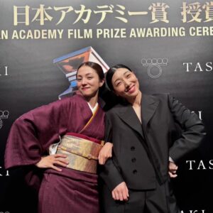 Hikari Mitsushima Instagram - 🥀✨

ラストマイルteamで
日本アカデミー賞に参加しました
さとみちゃんも綾野くんも居て
（しあわせな偶然 ♡）
テレビドラマで活躍するスタッフたちが
映画賞にいる、何とも特別な日。
撮影や宣伝が終わっても
こうして集えることはラッキーです
観客のみなさんからの熱量も
たくさん思い出しました、ありがとう🧡

サクラ🌸が立派に司会を務めていて
（出会えた日からいつも特別な人）
その姿があたたかくて可愛らしくて
会の最中、いろんなことを感じていました
横を見たら岡田くんもいるし
18年ぶりくらいに再開した馬木也さんもいるし

「あの方は私のお父さんだったよ」
「僕のお父さんでもありました」
「あの方は私の旦那さんだったよ」
「僕の奥さんでした」
「私あの子の先生だったの、成長したなぁ」
なんて、岡田くんと話をしていて
役者さんて不思議な仕事だなぁとつくづく　笑
何度泣きそうになったことか
結局、壇上でサクラの顔見たら
泣いてしまいましたが...

馬木也さんとは
「まさかここで再開するとは」とおどろき
お互いに「観客の方に見せてもらえた景色だね」
なんてことを話していました。
（かつて、昼ドラで婚約者の役だったのです）

たまに、こうやって、いろんな役者の方
映画に関わるスタッフの方と顔を合わせる機会があると
勇気をもらえたり、視点が広くなって
とってもいいもんです✨
（草笛さん、太鳳ちゃん、サクラちゃんとの写真も🫶）
（隣を歩いた萌音ちゃんとも、いろんな話ができた）
（サクラ＋主演女優賞のみなさん＋内野さんを含めた、レッドカーペットどう歩くか会議も面白かった）
同じ時代を生きる者同士だもんな

ラストマイルの完成披露試写会で、横を見ると、岡田くん綾野くんさとみちゃん星野さん、阿部さんディーンさん、実日子ちゃん新さん、麻生さん、大倉さん酒匂さん宇野さん安玉さん、主題歌の米津さんも（火野さんも）
あぁそうか、皆んながいるんだ！
って感動したあの日からまた
今までよりさらに素直に文化芸能のことを
好きになれているなと感じます。

ラストマイルに出会えたこと
野木さん、塚原さんに愛を注いでもらえたこと
とってもとっても大きなことでした
ありがとうございます。

あ、もうすぐDVD&Blu-ray完成だよ
宣伝センター長より　笑
@last_mile_movie