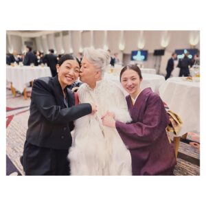 Hikari Mitsushima Instagram - 🥀✨

ラストマイルteamで
日本アカデミー賞に参加しました
さとみちゃんも綾野くんも居て
（しあわせな偶然 ♡）
テレビドラマで活躍するスタッフたちが
映画賞にいる、何とも特別な日。
撮影や宣伝が終わっても
こうして集えることはラッキーです
観客のみなさんからの熱量も
たくさん思い出しました、ありがとう🧡

サクラ🌸が立派に司会を務めていて
（出会えた日からいつも特別な人）
その姿があたたかくて可愛らしくて
会の最中、いろんなことを感じていました
横を見たら岡田くんもいるし
18年ぶりくらいに再開した馬木也さんもいるし

「あの方は私のお父さんだったよ」
「僕のお父さんでもありました」
「あの方は私の旦那さんだったよ」
「僕の奥さんでした」
「私あの子の先生だったの、成長したなぁ」
なんて、岡田くんと話をしていて
役者さんて不思議な仕事だなぁとつくづく　笑
何度泣きそうになったことか
結局、壇上でサクラの顔見たら
泣いてしまいましたが...

馬木也さんとは
「まさかここで再開するとは」とおどろき
お互いに「観客の方に見せてもらえた景色だね」
なんてことを話していました。
（かつて、昼ドラで婚約者の役だったのです）

たまに、こうやって、いろんな役者の方
映画に関わるスタッフの方と顔を合わせる機会があると
勇気をもらえたり、視点が広くなって
とってもいいもんです✨
（草笛さん、太鳳ちゃん、サクラちゃんとの写真も🫶）
（隣を歩いた萌音ちゃんとも、いろんな話ができた）
（サクラ＋主演女優賞のみなさん＋内野さんを含めた、レッドカーペットどう歩くか会議も面白かった）
同じ時代を生きる者同士だもんな

ラストマイルの完成披露試写会で、横を見ると、岡田くん綾野くんさとみちゃん星野さん、阿部さんディーンさん、実日子ちゃん新さん、麻生さん、大倉さん酒匂さん宇野さん安玉さん、主題歌の米津さんも（火野さんも）
あぁそうか、皆んながいるんだ！
って感動したあの日からまた
今までよりさらに素直に文化芸能のことを
好きになれているなと感じます。

ラストマイルに出会えたこと
野木さん、塚原さんに愛を注いでもらえたこと
とってもとっても大きなことでした
ありがとうございます。

あ、もうすぐDVD&Blu-ray完成だよ
宣伝センター長より　笑
@last_mile_movie