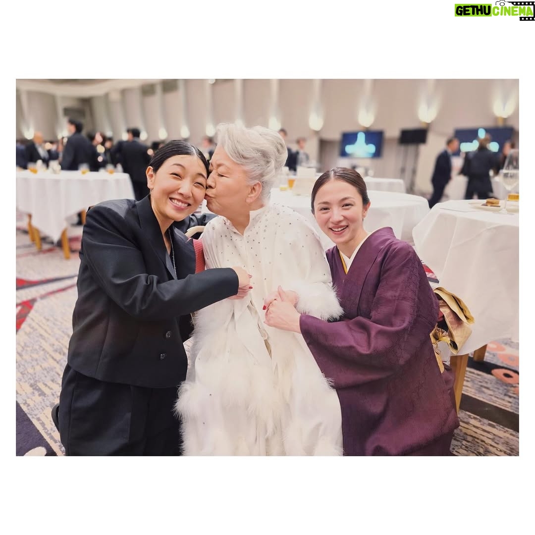 Hikari Mitsushima - 154.2K Likes - 🥀✨
ラストマイルteamで
日本アカデミー賞に参加しました
さとみちゃんも綾野くんも居て
(しあわせな偶然 ♡)
テレビドラマで活躍するスタッフたちが
映画賞にいる、何とも特別な日。
撮影や宣伝が終わっても
こうして集えることはラッキーです
観客のみなさんからの熱量も
たくさん思い出しました、ありがとう🧡
サクラ🌸が立派に司会を務めていて
(出会えた日からいつも特別な人)
その姿があたたかくて可愛らしくて
会の最中、いろんなことを感じていました
横を見たら岡田くんもいるし
18年ぶりくらいに再開した馬木也さんもいるし
「あの方は私のお父さんだったよ」
「僕のお父さんでもありました」
「あの方は私の旦那さんだったよ」
「僕の奥さんでした」
「私あの子の先生だったの、成長したなぁ」
なんて、岡田くんと話をしていて
役者さんて不思議な仕事だなぁとつくづく 笑
何度泣きそうになったことか
結局、壇上でサクラの顔見たら
泣いてしまいましたが...
馬木也さんとは
「まさかここで再開するとは」とおどろき
お互いに「観客の方に見せてもらえた景色だね」
なんてことを話していました。
(かつて、昼ドラで婚約者の役だったのです)
たまに、こうやって、いろんな役者の方
映画に関わるスタッフの方と顔を合わせる機会があると
勇気をもらえたり、視点が広くなって
とってもいいもんです✨
(草笛さん、太鳳ちゃん、サクラちゃんとの写真も🫶)
(隣を歩いた萌音ちゃんとも、いろんな話ができた)
(サクラ+主演女優賞のみなさん+内野さんを含めた、レッドカーペットどう歩くか会議も面白かった)
同じ時代を生きる者同士だもんな
ラストマイルの完成披露試写会で、横を見ると、岡田くん綾野くんさとみちゃん星野さん、阿部さんディーンさん、実日子ちゃん新さん、麻生さん、大倉さん酒匂さん宇野さん安玉さん、主題歌の米津さんも(火野さんも)
あぁそうか、皆んながいるんだ!
って感動したあの日からまた
今までよりさらに素直に文化芸能のことを
好きになれているなと感じます。
ラストマイルに出会えたこと
野木さん、塚原さんに愛を注いでもらえたこと
とってもとっても大きなことでした
ありがとうございます。
あ、もうすぐDVD&Blu-ray完成だよ
宣伝センター長より 笑
@last_mile_movie