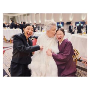 Hikari Mitsushima Instagram - 🥀✨

ラストマイルteamで
日本アカデミー賞に参加しました
さとみちゃんも綾野くんも居て
（しあわせな偶然 ♡）
テレビドラマで活躍するスタッフたちが
映画賞にいる、何とも特別な日。
撮影や宣伝が終わっても
こうして集えることはラッキーです
観客のみなさんからの熱量も
たくさん思い出しました、ありがとう🧡

サクラ🌸が立派に司会を務めていて
（出会えた日からいつも特別な人）
その姿があたたかくて可愛らしくて
会の最中、いろんなことを感じていました
横を見たら岡田くんもいるし
18年ぶりくらいに再開した馬木也さんもいるし

「あの方は私のお父さんだったよ」
「僕のお父さんでもありました」
「あの方は私の旦那さんだったよ」
「僕の奥さんでした」
「私あの子の先生だったの、成長したなぁ」
なんて、岡田くんと話をしていて
役者さんて不思議な仕事だなぁとつくづく　笑
何度泣きそうになったことか
結局、壇上でサクラの顔見たら
泣いてしまいましたが...

馬木也さんとは
「まさかここで再開するとは」とおどろき
お互いに「観客の方に見せてもらえた景色だね」
なんてことを話していました。
（かつて、昼ドラで婚約者の役だったのです）

たまに、こうやって、いろんな役者の方
映画に関わるスタッフの方と顔を合わせる機会があると
勇気をもらえたり、視点が広くなって
とってもいいもんです✨
（草笛さん、太鳳ちゃん、サクラちゃんとの写真も🫶）
（隣を歩いた萌音ちゃんとも、いろんな話ができた）
（サクラ＋主演女優賞のみなさん＋内野さんを含めた、レッドカーペットどう歩くか会議も面白かった）
同じ時代を生きる者同士だもんな

ラストマイルの完成披露試写会で、横を見ると、岡田くん綾野くんさとみちゃん星野さん、阿部さんディーンさん、実日子ちゃん新さん、麻生さん、大倉さん酒匂さん宇野さん安玉さん、主題歌の米津さんも（火野さんも）
あぁそうか、皆んながいるんだ！
って感動したあの日からまた
今までよりさらに素直に文化芸能のことを
好きになれているなと感じます。

ラストマイルに出会えたこと
野木さん、塚原さんに愛を注いでもらえたこと
とってもとっても大きなことでした
ありがとうございます。

あ、もうすぐDVD&Blu-ray完成だよ
宣伝センター長より　笑
@last_mile_movie