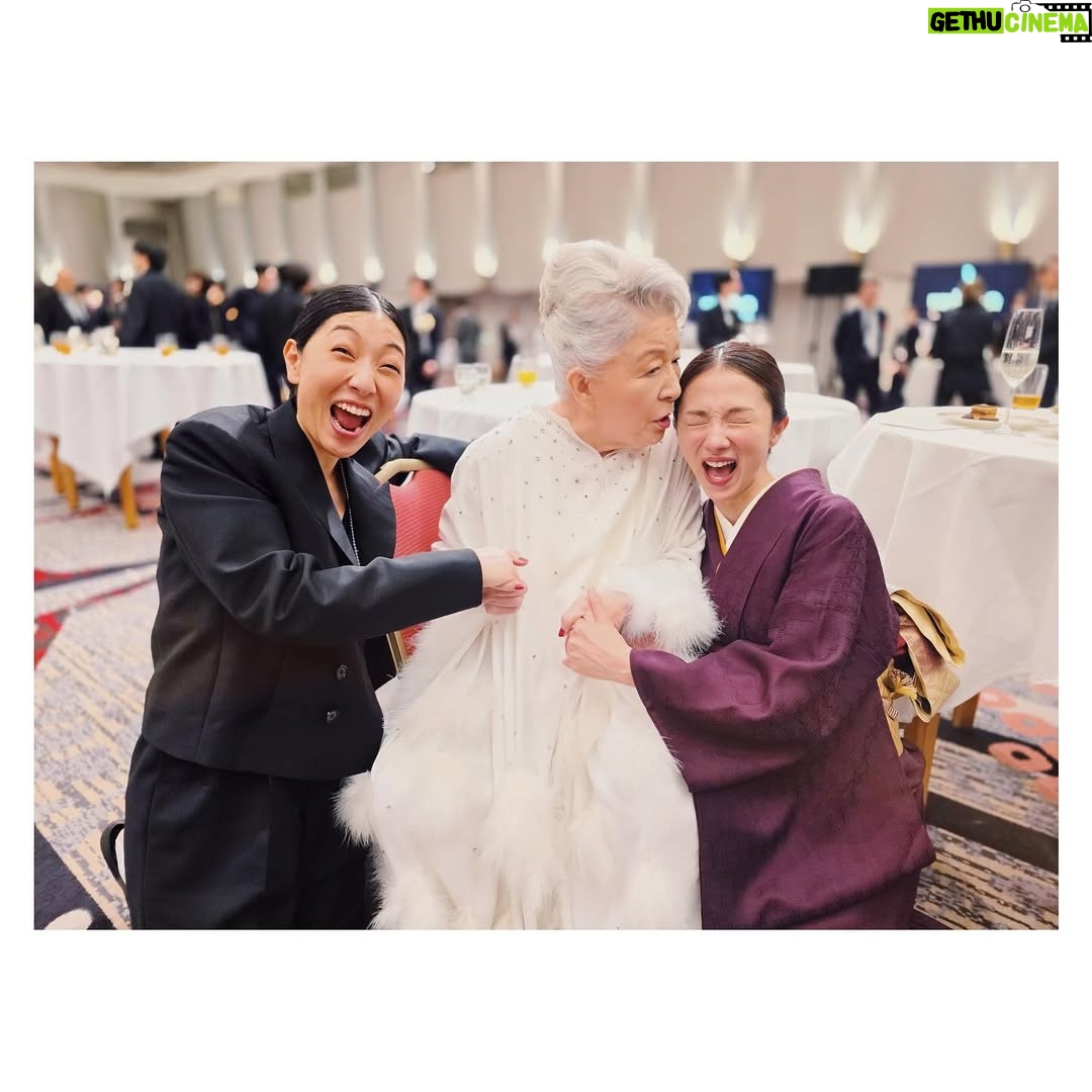 Hikari Mitsushima - 154.2K Likes - 🥀✨
ラストマイルteamで
日本アカデミー賞に参加しました
さとみちゃんも綾野くんも居て
(しあわせな偶然 ♡)
テレビドラマで活躍するスタッフたちが
映画賞にいる、何とも特別な日。
撮影や宣伝が終わっても
こうして集えることはラッキーです
観客のみなさんからの熱量も
たくさん思い出しました、ありがとう🧡
サクラ🌸が立派に司会を務めていて
(出会えた日からいつも特別な人)
その姿があたたかくて可愛らしくて
会の最中、いろんなことを感じていました
横を見たら岡田くんもいるし
18年ぶりくらいに再開した馬木也さんもいるし
「あの方は私のお父さんだったよ」
「僕のお父さんでもありました」
「あの方は私の旦那さんだったよ」
「僕の奥さんでした」
「私あの子の先生だったの、成長したなぁ」
なんて、岡田くんと話をしていて
役者さんて不思議な仕事だなぁとつくづく 笑
何度泣きそうになったことか
結局、壇上でサクラの顔見たら
泣いてしまいましたが...
馬木也さんとは
「まさかここで再開するとは」とおどろき
お互いに「観客の方に見せてもらえた景色だね」
なんてことを話していました。
(かつて、昼ドラで婚約者の役だったのです)
たまに、こうやって、いろんな役者の方
映画に関わるスタッフの方と顔を合わせる機会があると
勇気をもらえたり、視点が広くなって
とってもいいもんです✨
(草笛さん、太鳳ちゃん、サクラちゃんとの写真も🫶)
(隣を歩いた萌音ちゃんとも、いろんな話ができた)
(サクラ+主演女優賞のみなさん+内野さんを含めた、レッドカーペットどう歩くか会議も面白かった)
同じ時代を生きる者同士だもんな
ラストマイルの完成披露試写会で、横を見ると、岡田くん綾野くんさとみちゃん星野さん、阿部さんディーンさん、実日子ちゃん新さん、麻生さん、大倉さん酒匂さん宇野さん安玉さん、主題歌の米津さんも(火野さんも)
あぁそうか、皆んながいるんだ!
って感動したあの日からまた
今までよりさらに素直に文化芸能のことを
好きになれているなと感じます。
ラストマイルに出会えたこと
野木さん、塚原さんに愛を注いでもらえたこと
とってもとっても大きなことでした
ありがとうございます。
あ、もうすぐDVD&Blu-ray完成だよ
宣伝センター長より 笑
@last_mile_movie