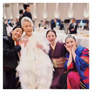 Hikari Mitsushima Instagram - 🥀✨

ラストマイルteamで
日本アカデミー賞に参加しました
さとみちゃんも綾野くんも居て
（しあわせな偶然 ♡）
テレビドラマで活躍するスタッフたちが
映画賞にいる、何とも特別な日。
撮影や宣伝が終わっても
こうして集えることはラッキーです
観客のみなさんからの熱量も
たくさん思い出しました、ありがとう🧡

サクラ🌸が立派に司会を務めていて
（出会えた日からいつも特別な人）
その姿があたたかくて可愛らしくて
会の最中、いろんなことを感じていました
横を見たら岡田くんもいるし
18年ぶりくらいに再開した馬木也さんもいるし

「あの方は私のお父さんだったよ」
「僕のお父さんでもありました」
「あの方は私の旦那さんだったよ」
「僕の奥さんでした」
「私あの子の先生だったの、成長したなぁ」
なんて、岡田くんと話をしていて
役者さんて不思議な仕事だなぁとつくづく　笑
何度泣きそうになったことか
結局、壇上でサクラの顔見たら
泣いてしまいましたが...

馬木也さんとは
「まさかここで再開するとは」とおどろき
お互いに「観客の方に見せてもらえた景色だね」
なんてことを話していました。
（かつて、昼ドラで婚約者の役だったのです）

たまに、こうやって、いろんな役者の方
映画に関わるスタッフの方と顔を合わせる機会があると
勇気をもらえたり、視点が広くなって
とってもいいもんです✨
（草笛さん、太鳳ちゃん、サクラちゃんとの写真も🫶）
（隣を歩いた萌音ちゃんとも、いろんな話ができた）
（サクラ＋主演女優賞のみなさん＋内野さんを含めた、レッドカーペットどう歩くか会議も面白かった）
同じ時代を生きる者同士だもんな

ラストマイルの完成披露試写会で、横を見ると、岡田くん綾野くんさとみちゃん星野さん、阿部さんディーンさん、実日子ちゃん新さん、麻生さん、大倉さん酒匂さん宇野さん安玉さん、主題歌の米津さんも（火野さんも）
あぁそうか、皆んながいるんだ！
って感動したあの日からまた
今までよりさらに素直に文化芸能のことを
好きになれているなと感じます。

ラストマイルに出会えたこと
野木さん、塚原さんに愛を注いでもらえたこと
とってもとっても大きなことでした
ありがとうございます。

あ、もうすぐDVD&Blu-ray完成だよ
宣伝センター長より　笑
@last_mile_movie