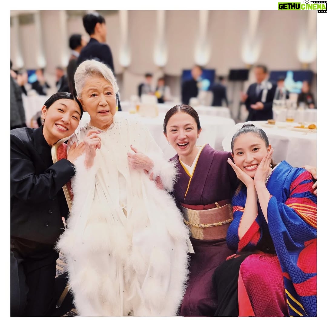 Hikari Mitsushima - 154.2K Likes - 🥀✨
ラストマイルteamで
日本アカデミー賞に参加しました
さとみちゃんも綾野くんも居て
(しあわせな偶然 ♡)
テレビドラマで活躍するスタッフたちが
映画賞にいる、何とも特別な日。
撮影や宣伝が終わっても
こうして集えることはラッキーです
観客のみなさんからの熱量も
たくさん思い出しました、ありがとう🧡
サクラ🌸が立派に司会を務めていて
(出会えた日からいつも特別な人)
その姿があたたかくて可愛らしくて
会の最中、いろんなことを感じていました
横を見たら岡田くんもいるし
18年ぶりくらいに再開した馬木也さんもいるし
「あの方は私のお父さんだったよ」
「僕のお父さんでもありました」
「あの方は私の旦那さんだったよ」
「僕の奥さんでした」
「私あの子の先生だったの、成長したなぁ」
なんて、岡田くんと話をしていて
役者さんて不思議な仕事だなぁとつくづく 笑
何度泣きそうになったことか
結局、壇上でサクラの顔見たら
泣いてしまいましたが...
馬木也さんとは
「まさかここで再開するとは」とおどろき
お互いに「観客の方に見せてもらえた景色だね」
なんてことを話していました。
(かつて、昼ドラで婚約者の役だったのです)
たまに、こうやって、いろんな役者の方
映画に関わるスタッフの方と顔を合わせる機会があると
勇気をもらえたり、視点が広くなって
とってもいいもんです✨
(草笛さん、太鳳ちゃん、サクラちゃんとの写真も🫶)
(隣を歩いた萌音ちゃんとも、いろんな話ができた)
(サクラ+主演女優賞のみなさん+内野さんを含めた、レッドカーペットどう歩くか会議も面白かった)
同じ時代を生きる者同士だもんな
ラストマイルの完成披露試写会で、横を見ると、岡田くん綾野くんさとみちゃん星野さん、阿部さんディーンさん、実日子ちゃん新さん、麻生さん、大倉さん酒匂さん宇野さん安玉さん、主題歌の米津さんも(火野さんも)
あぁそうか、皆んながいるんだ!
って感動したあの日からまた
今までよりさらに素直に文化芸能のことを
好きになれているなと感じます。
ラストマイルに出会えたこと
野木さん、塚原さんに愛を注いでもらえたこと
とってもとっても大きなことでした
ありがとうございます。
あ、もうすぐDVD&Blu-ray完成だよ
宣伝センター長より 笑
@last_mile_movie