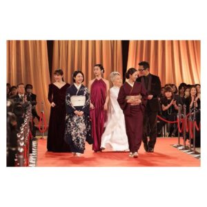 Hikari Mitsushima Instagram - 🥀✨

ラストマイルteamで
日本アカデミー賞に参加しました
さとみちゃんも綾野くんも居て
（しあわせな偶然 ♡）
テレビドラマで活躍するスタッフたちが
映画賞にいる、何とも特別な日。
撮影や宣伝が終わっても
こうして集えることはラッキーです
観客のみなさんからの熱量も
たくさん思い出しました、ありがとう🧡

サクラ🌸が立派に司会を務めていて
（出会えた日からいつも特別な人）
その姿があたたかくて可愛らしくて
会の最中、いろんなことを感じていました
横を見たら岡田くんもいるし
18年ぶりくらいに再開した馬木也さんもいるし

「あの方は私のお父さんだったよ」
「僕のお父さんでもありました」
「あの方は私の旦那さんだったよ」
「僕の奥さんでした」
「私あの子の先生だったの、成長したなぁ」
なんて、岡田くんと話をしていて
役者さんて不思議な仕事だなぁとつくづく　笑
何度泣きそうになったことか
結局、壇上でサクラの顔見たら
泣いてしまいましたが...

馬木也さんとは
「まさかここで再開するとは」とおどろき
お互いに「観客の方に見せてもらえた景色だね」
なんてことを話していました。
（かつて、昼ドラで婚約者の役だったのです）

たまに、こうやって、いろんな役者の方
映画に関わるスタッフの方と顔を合わせる機会があると
勇気をもらえたり、視点が広くなって
とってもいいもんです✨
（草笛さん、太鳳ちゃん、サクラちゃんとの写真も🫶）
（隣を歩いた萌音ちゃんとも、いろんな話ができた）
（サクラ＋主演女優賞のみなさん＋内野さんを含めた、レッドカーペットどう歩くか会議も面白かった）
同じ時代を生きる者同士だもんな

ラストマイルの完成披露試写会で、横を見ると、岡田くん綾野くんさとみちゃん星野さん、阿部さんディーンさん、実日子ちゃん新さん、麻生さん、大倉さん酒匂さん宇野さん安玉さん、主題歌の米津さんも（火野さんも）
あぁそうか、皆んながいるんだ！
って感動したあの日からまた
今までよりさらに素直に文化芸能のことを
好きになれているなと感じます。

ラストマイルに出会えたこと
野木さん、塚原さんに愛を注いでもらえたこと
とってもとっても大きなことでした
ありがとうございます。

あ、もうすぐDVD&Blu-ray完成だよ
宣伝センター長より　笑
@last_mile_movie