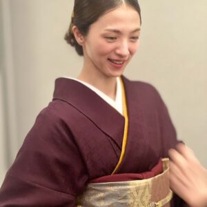 Hikari Mitsushima Instagram - 🥀✨

ラストマイルteamで
日本アカデミー賞に参加しました
さとみちゃんも綾野くんも居て
（しあわせな偶然 ♡）
テレビドラマで活躍するスタッフたちが
映画賞にいる、何とも特別な日。
撮影や宣伝が終わっても
こうして集えることはラッキーです
観客のみなさんからの熱量も
たくさん思い出しました、ありがとう🧡

サクラ🌸が立派に司会を務めていて
（出会えた日からいつも特別な人）
その姿があたたかくて可愛らしくて
会の最中、いろんなことを感じていました
横を見たら岡田くんもいるし
18年ぶりくらいに再開した馬木也さんもいるし

「あの方は私のお父さんだったよ」
「僕のお父さんでもありました」
「あの方は私の旦那さんだったよ」
「僕の奥さんでした」
「私あの子の先生だったの、成長したなぁ」
なんて、岡田くんと話をしていて
役者さんて不思議な仕事だなぁとつくづく　笑
何度泣きそうになったことか
結局、壇上でサクラの顔見たら
泣いてしまいましたが...

馬木也さんとは
「まさかここで再開するとは」とおどろき
お互いに「観客の方に見せてもらえた景色だね」
なんてことを話していました。
（かつて、昼ドラで婚約者の役だったのです）

たまに、こうやって、いろんな役者の方
映画に関わるスタッフの方と顔を合わせる機会があると
勇気をもらえたり、視点が広くなって
とってもいいもんです✨
（草笛さん、太鳳ちゃん、サクラちゃんとの写真も🫶）
（隣を歩いた萌音ちゃんとも、いろんな話ができた）
（サクラ＋主演女優賞のみなさん＋内野さんを含めた、レッドカーペットどう歩くか会議も面白かった）
同じ時代を生きる者同士だもんな

ラストマイルの完成披露試写会で、横を見ると、岡田くん綾野くんさとみちゃん星野さん、阿部さんディーンさん、実日子ちゃん新さん、麻生さん、大倉さん酒匂さん宇野さん安玉さん、主題歌の米津さんも（火野さんも）
あぁそうか、皆んながいるんだ！
って感動したあの日からまた
今までよりさらに素直に文化芸能のことを
好きになれているなと感じます。

ラストマイルに出会えたこと
野木さん、塚原さんに愛を注いでもらえたこと
とってもとっても大きなことでした
ありがとうございます。

あ、もうすぐDVD&Blu-ray完成だよ
宣伝センター長より　笑
@last_mile_movie
