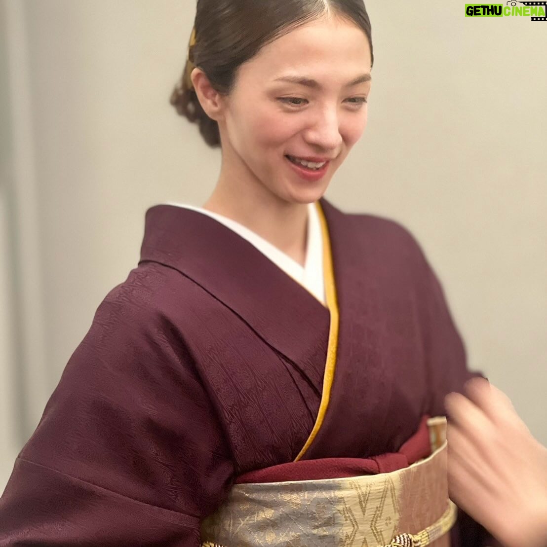 Hikari Mitsushima - 154.2K Likes - 🥀✨
ラストマイルteamで
日本アカデミー賞に参加しました
さとみちゃんも綾野くんも居て
(しあわせな偶然 ♡)
テレビドラマで活躍するスタッフたちが
映画賞にいる、何とも特別な日。
撮影や宣伝が終わっても
こうして集えることはラッキーです
観客のみなさんからの熱量も
たくさん思い出しました、ありがとう🧡
サクラ🌸が立派に司会を務めていて
(出会えた日からいつも特別な人)
その姿があたたかくて可愛らしくて
会の最中、いろんなことを感じていました
横を見たら岡田くんもいるし
18年ぶりくらいに再開した馬木也さんもいるし
「あの方は私のお父さんだったよ」
「僕のお父さんでもありました」
「あの方は私の旦那さんだったよ」
「僕の奥さんでした」
「私あの子の先生だったの、成長したなぁ」
なんて、岡田くんと話をしていて
役者さんて不思議な仕事だなぁとつくづく 笑
何度泣きそうになったことか
結局、壇上でサクラの顔見たら
泣いてしまいましたが...
馬木也さんとは
「まさかここで再開するとは」とおどろき
お互いに「観客の方に見せてもらえた景色だね」
なんてことを話していました。
(かつて、昼ドラで婚約者の役だったのです)
たまに、こうやって、いろんな役者の方
映画に関わるスタッフの方と顔を合わせる機会があると
勇気をもらえたり、視点が広くなって
とってもいいもんです✨
(草笛さん、太鳳ちゃん、サクラちゃんとの写真も🫶)
(隣を歩いた萌音ちゃんとも、いろんな話ができた)
(サクラ+主演女優賞のみなさん+内野さんを含めた、レッドカーペットどう歩くか会議も面白かった)
同じ時代を生きる者同士だもんな
ラストマイルの完成披露試写会で、横を見ると、岡田くん綾野くんさとみちゃん星野さん、阿部さんディーンさん、実日子ちゃん新さん、麻生さん、大倉さん酒匂さん宇野さん安玉さん、主題歌の米津さんも(火野さんも)
あぁそうか、皆んながいるんだ!
って感動したあの日からまた
今までよりさらに素直に文化芸能のことを
好きになれているなと感じます。
ラストマイルに出会えたこと
野木さん、塚原さんに愛を注いでもらえたこと
とってもとっても大きなことでした
ありがとうございます。
あ、もうすぐDVD&Blu-ray完成だよ
宣伝センター長より 笑
@last_mile_movie