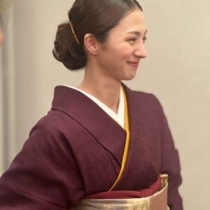 Hikari Mitsushima Instagram - 🥀✨

ラストマイルteamで
日本アカデミー賞に参加しました
さとみちゃんも綾野くんも居て
（しあわせな偶然 ♡）
テレビドラマで活躍するスタッフたちが
映画賞にいる、何とも特別な日。
撮影や宣伝が終わっても
こうして集えることはラッキーです
観客のみなさんからの熱量も
たくさん思い出しました、ありがとう🧡

サクラ🌸が立派に司会を務めていて
（出会えた日からいつも特別な人）
その姿があたたかくて可愛らしくて
会の最中、いろんなことを感じていました
横を見たら岡田くんもいるし
18年ぶりくらいに再開した馬木也さんもいるし

「あの方は私のお父さんだったよ」
「僕のお父さんでもありました」
「あの方は私の旦那さんだったよ」
「僕の奥さんでした」
「私あの子の先生だったの、成長したなぁ」
なんて、岡田くんと話をしていて
役者さんて不思議な仕事だなぁとつくづく　笑
何度泣きそうになったことか
結局、壇上でサクラの顔見たら
泣いてしまいましたが...

馬木也さんとは
「まさかここで再開するとは」とおどろき
お互いに「観客の方に見せてもらえた景色だね」
なんてことを話していました。
（かつて、昼ドラで婚約者の役だったのです）

たまに、こうやって、いろんな役者の方
映画に関わるスタッフの方と顔を合わせる機会があると
勇気をもらえたり、視点が広くなって
とってもいいもんです✨
（草笛さん、太鳳ちゃん、サクラちゃんとの写真も🫶）
（隣を歩いた萌音ちゃんとも、いろんな話ができた）
（サクラ＋主演女優賞のみなさん＋内野さんを含めた、レッドカーペットどう歩くか会議も面白かった）
同じ時代を生きる者同士だもんな

ラストマイルの完成披露試写会で、横を見ると、岡田くん綾野くんさとみちゃん星野さん、阿部さんディーンさん、実日子ちゃん新さん、麻生さん、大倉さん酒匂さん宇野さん安玉さん、主題歌の米津さんも（火野さんも）
あぁそうか、皆んながいるんだ！
って感動したあの日からまた
今までよりさらに素直に文化芸能のことを
好きになれているなと感じます。

ラストマイルに出会えたこと
野木さん、塚原さんに愛を注いでもらえたこと
とってもとっても大きなことでした
ありがとうございます。

あ、もうすぐDVD&Blu-ray完成だよ
宣伝センター長より　笑
@last_mile_movie