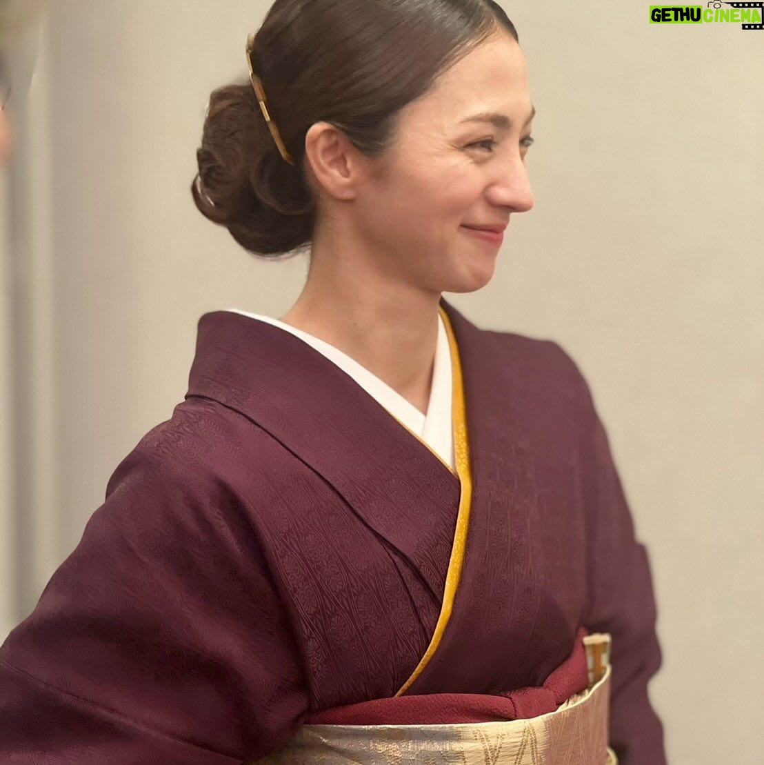 Hikari Mitsushima - 154.2K Likes - 🥀✨
ラストマイルteamで
日本アカデミー賞に参加しました
さとみちゃんも綾野くんも居て
(しあわせな偶然 ♡)
テレビドラマで活躍するスタッフたちが
映画賞にいる、何とも特別な日。
撮影や宣伝が終わっても
こうして集えることはラッキーです
観客のみなさんからの熱量も
たくさん思い出しました、ありがとう🧡
サクラ🌸が立派に司会を務めていて
(出会えた日からいつも特別な人)
その姿があたたかくて可愛らしくて
会の最中、いろんなことを感じていました
横を見たら岡田くんもいるし
18年ぶりくらいに再開した馬木也さんもいるし
「あの方は私のお父さんだったよ」
「僕のお父さんでもありました」
「あの方は私の旦那さんだったよ」
「僕の奥さんでした」
「私あの子の先生だったの、成長したなぁ」
なんて、岡田くんと話をしていて
役者さんて不思議な仕事だなぁとつくづく 笑
何度泣きそうになったことか
結局、壇上でサクラの顔見たら
泣いてしまいましたが...
馬木也さんとは
「まさかここで再開するとは」とおどろき
お互いに「観客の方に見せてもらえた景色だね」
なんてことを話していました。
(かつて、昼ドラで婚約者の役だったのです)
たまに、こうやって、いろんな役者の方
映画に関わるスタッフの方と顔を合わせる機会があると
勇気をもらえたり、視点が広くなって
とってもいいもんです✨
(草笛さん、太鳳ちゃん、サクラちゃんとの写真も🫶)
(隣を歩いた萌音ちゃんとも、いろんな話ができた)
(サクラ+主演女優賞のみなさん+内野さんを含めた、レッドカーペットどう歩くか会議も面白かった)
同じ時代を生きる者同士だもんな
ラストマイルの完成披露試写会で、横を見ると、岡田くん綾野くんさとみちゃん星野さん、阿部さんディーンさん、実日子ちゃん新さん、麻生さん、大倉さん酒匂さん宇野さん安玉さん、主題歌の米津さんも(火野さんも)
あぁそうか、皆んながいるんだ!
って感動したあの日からまた
今までよりさらに素直に文化芸能のことを
好きになれているなと感じます。
ラストマイルに出会えたこと
野木さん、塚原さんに愛を注いでもらえたこと
とってもとっても大きなことでした
ありがとうございます。
あ、もうすぐDVD&Blu-ray完成だよ
宣伝センター長より 笑
@last_mile_movie