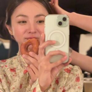 Hikari Mitsushima Instagram - 🥀✨

ラストマイルteamで
日本アカデミー賞に参加しました
さとみちゃんも綾野くんも居て
（しあわせな偶然 ♡）
テレビドラマで活躍するスタッフたちが
映画賞にいる、何とも特別な日。
撮影や宣伝が終わっても
こうして集えることはラッキーです
観客のみなさんからの熱量も
たくさん思い出しました、ありがとう🧡

サクラ🌸が立派に司会を務めていて
（出会えた日からいつも特別な人）
その姿があたたかくて可愛らしくて
会の最中、いろんなことを感じていました
横を見たら岡田くんもいるし
18年ぶりくらいに再開した馬木也さんもいるし

「あの方は私のお父さんだったよ」
「僕のお父さんでもありました」
「あの方は私の旦那さんだったよ」
「僕の奥さんでした」
「私あの子の先生だったの、成長したなぁ」
なんて、岡田くんと話をしていて
役者さんて不思議な仕事だなぁとつくづく　笑
何度泣きそうになったことか
結局、壇上でサクラの顔見たら
泣いてしまいましたが...

馬木也さんとは
「まさかここで再開するとは」とおどろき
お互いに「観客の方に見せてもらえた景色だね」
なんてことを話していました。
（かつて、昼ドラで婚約者の役だったのです）

たまに、こうやって、いろんな役者の方
映画に関わるスタッフの方と顔を合わせる機会があると
勇気をもらえたり、視点が広くなって
とってもいいもんです✨
（草笛さん、太鳳ちゃん、サクラちゃんとの写真も🫶）
（隣を歩いた萌音ちゃんとも、いろんな話ができた）
（サクラ＋主演女優賞のみなさん＋内野さんを含めた、レッドカーペットどう歩くか会議も面白かった）
同じ時代を生きる者同士だもんな

ラストマイルの完成披露試写会で、横を見ると、岡田くん綾野くんさとみちゃん星野さん、阿部さんディーンさん、実日子ちゃん新さん、麻生さん、大倉さん酒匂さん宇野さん安玉さん、主題歌の米津さんも（火野さんも）
あぁそうか、皆んながいるんだ！
って感動したあの日からまた
今までよりさらに素直に文化芸能のことを
好きになれているなと感じます。

ラストマイルに出会えたこと
野木さん、塚原さんに愛を注いでもらえたこと
とってもとっても大きなことでした
ありがとうございます。

あ、もうすぐDVD&Blu-ray完成だよ
宣伝センター長より　笑
@last_mile_movie