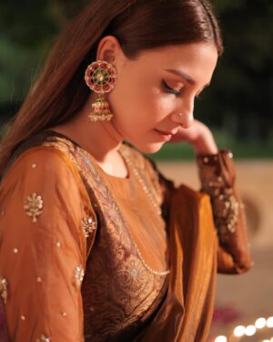 Hina Altaf Instagram - See you Tomorrow at 9pm only on @harpalgeotv 
Wardrobe @amnaismail.official 
Jewellery @kohar_jewel 
Hair and makeup @sanabutt54