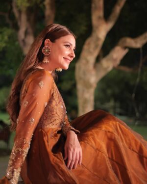 Hina Altaf Instagram - See you Tomorrow at 9pm only on @harpalgeotv 
Wardrobe @amnaismail.official 
Jewellery @kohar_jewel 
Hair and makeup @sanabutt54