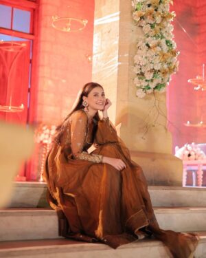 Hina Altaf Instagram - See you Tomorrow at 9pm only on @harpalgeotv 
Wardrobe @amnaismail.official 
Jewellery @kohar_jewel 
Hair and makeup @sanabutt54