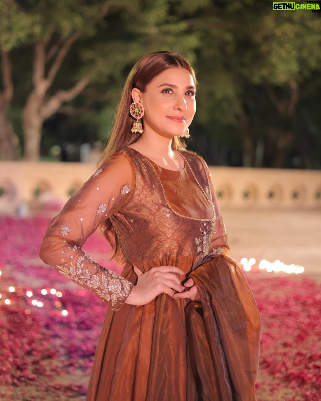 Hina Altaf - 32.5K Likes - See you Tomorrow at 9pm only on @harpalgeotv
Wardrobe @amnaismail.official
Jewellery @kohar_jewel
Hair and makeup @sanabutt54
