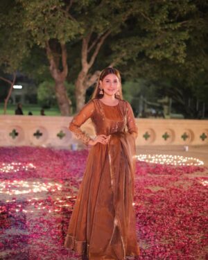 Hina Altaf Instagram - See you Tomorrow at 9pm only on @harpalgeotv 
Wardrobe @amnaismail.official 
Jewellery @kohar_jewel 
Hair and makeup @sanabutt54